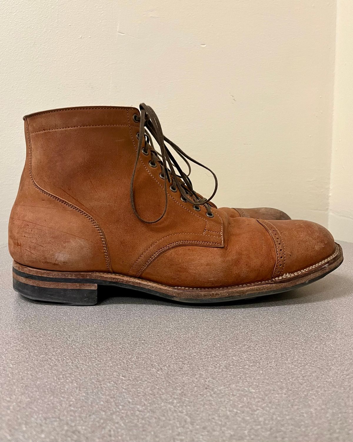 Photo by CellBlaster on March 6, 2024 of the Viberg Service Boot BCT in Horween Natural Crust Double Cordovan.