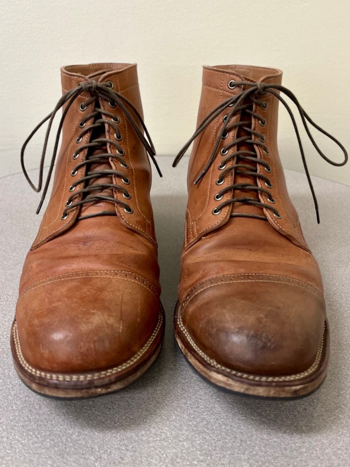 Photo by CellBlaster on April 6, 2024 of the Viberg Service Boot BCT in Horween Natural Crust Double Cordovan.