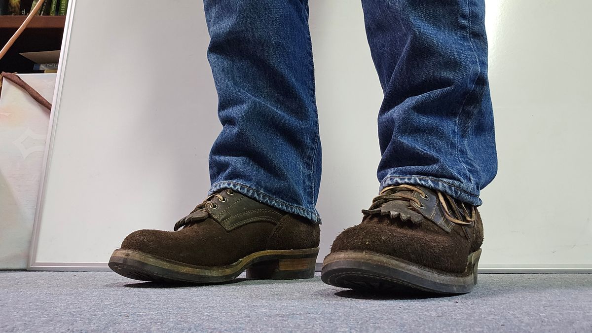 Photo by bro_moc on May 1, 2024 of the Drew's Boots in Brown Roughout.