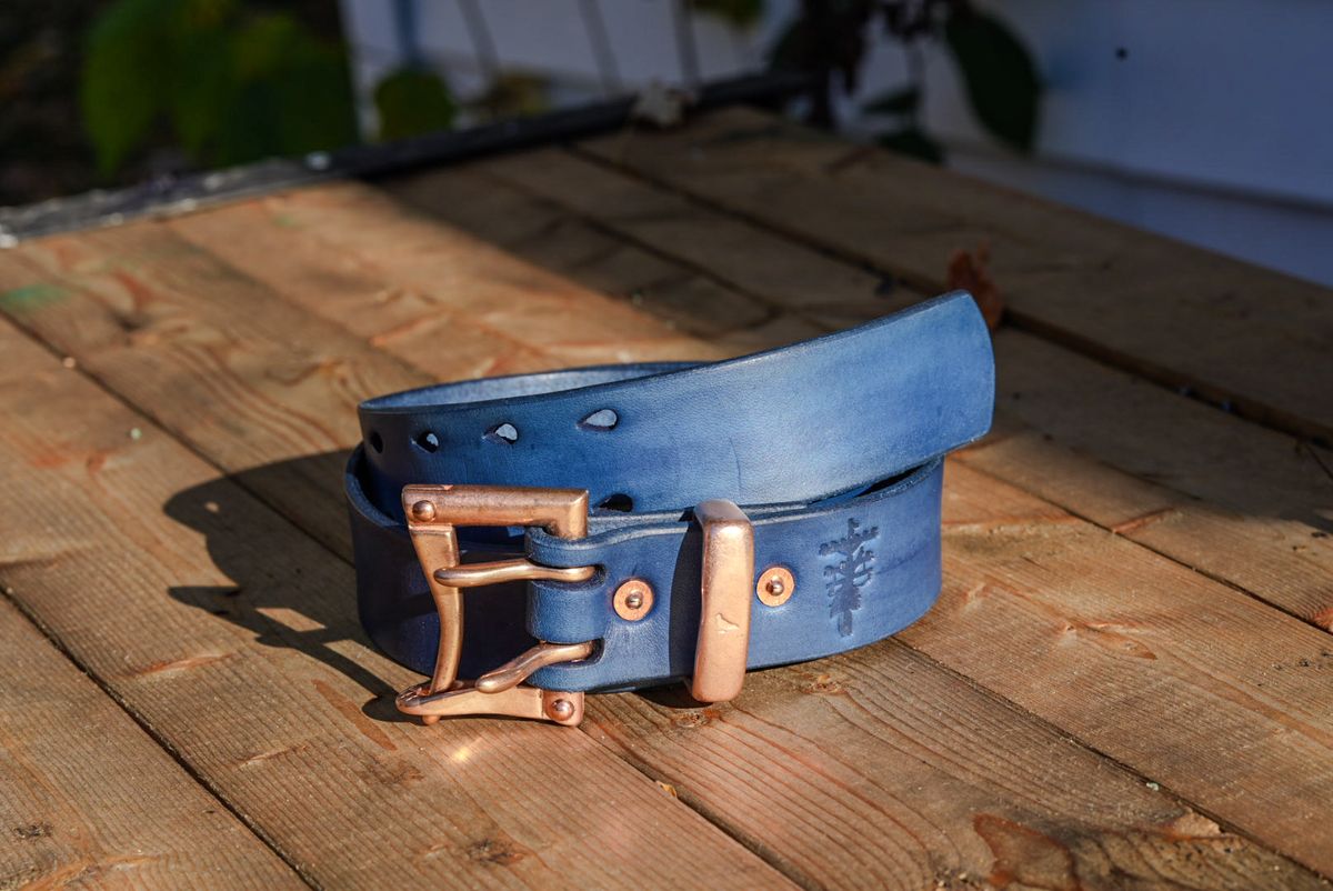 Photo by QuietRabbit on October 10, 2025 of the Pigeon tree Crafting Indigo Dyed Double Prong Belt With Copper Hardware in Indigo Dyed Veg Tan.
