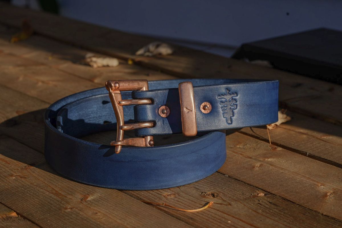 Photo by QuietRabbit on October 10, 2025 of the Pigeon tree Crafting Indigo Dyed Double Prong Belt With Copper Hardware in Indigo Dyed Veg Tan.