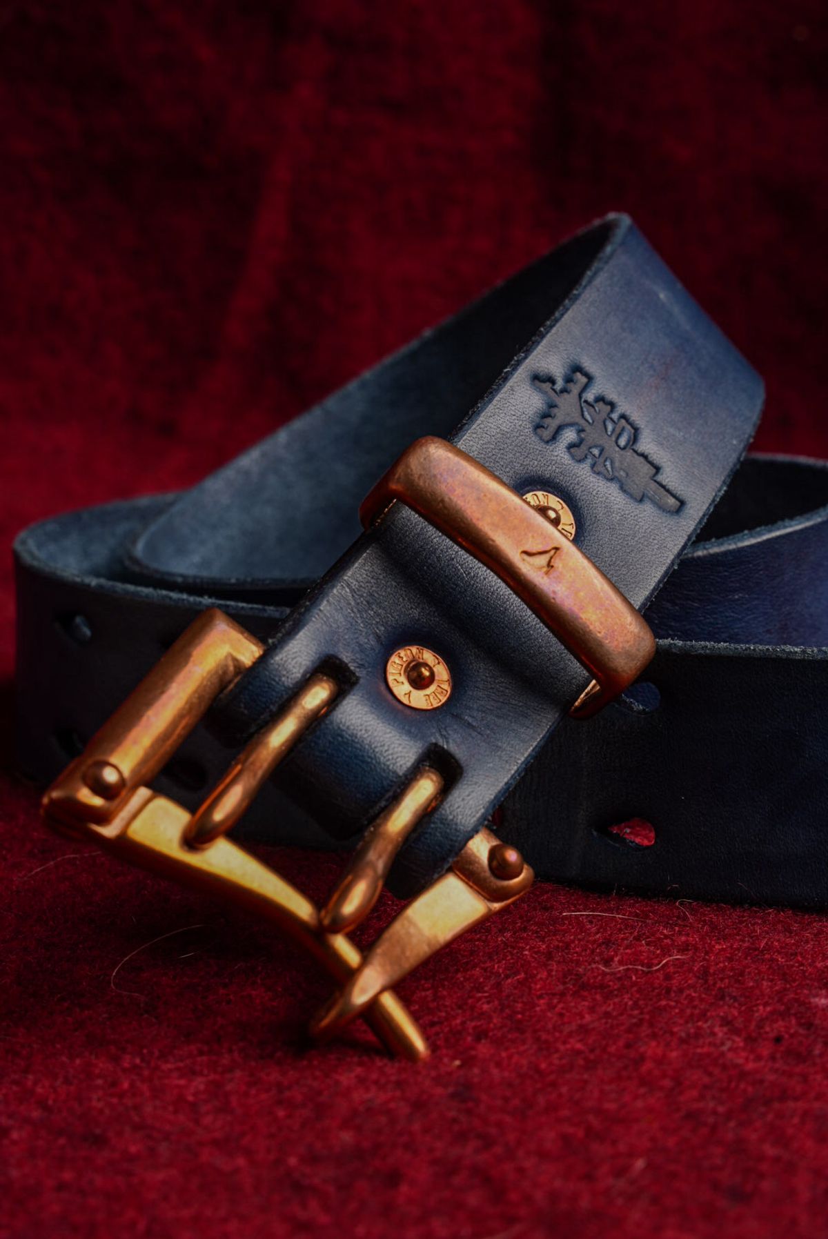Photo by QuietRabbit on December 6, 2025 of the Pigeon tree Crafting Indigo Dyed Double Prong Belt With Copper Hardware in Indigo Dyed Veg Tan.