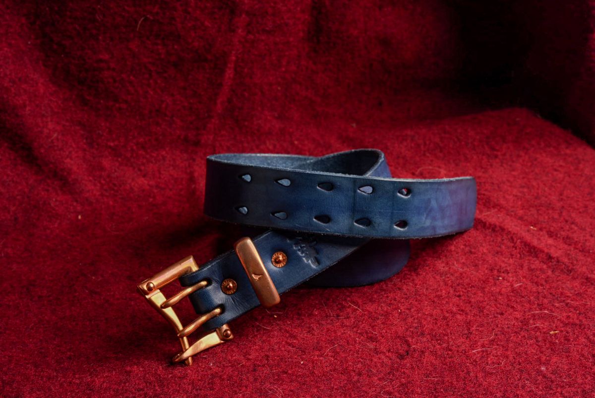 Photo by QuietRabbit on December 6, 2025 of the Pigeon tree Crafting Indigo Dyed Double Prong Belt With Copper Hardware in Indigo Dyed Veg Tan.