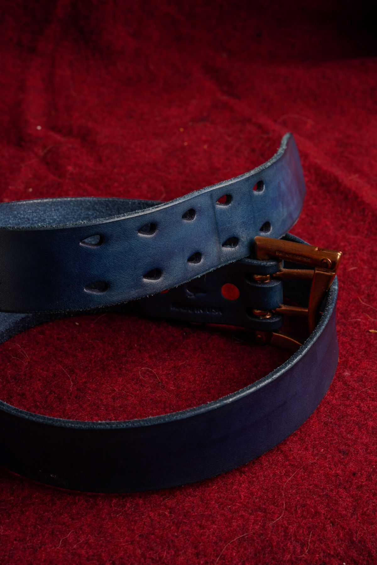 Photo by QuietRabbit on December 6, 2025 of the Pigeon tree Crafting Indigo Dyed Double Prong Belt With Copper Hardware in Indigo Dyed Veg Tan.