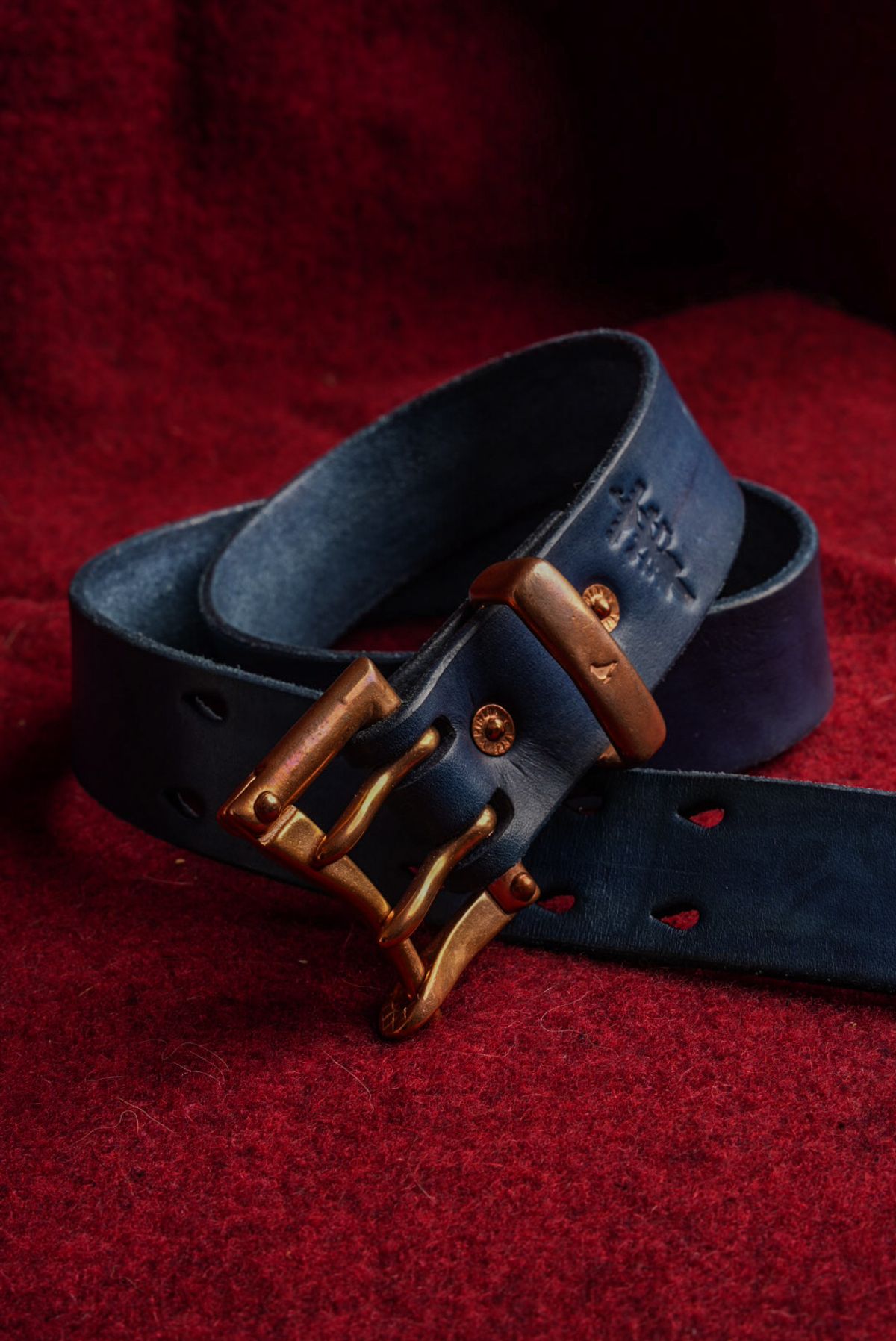 Photo by QuietRabbit on December 6, 2025 of the Pigeon tree Crafting Indigo Dyed Double Prong Belt With Copper Hardware in Indigo Dyed Veg Tan.