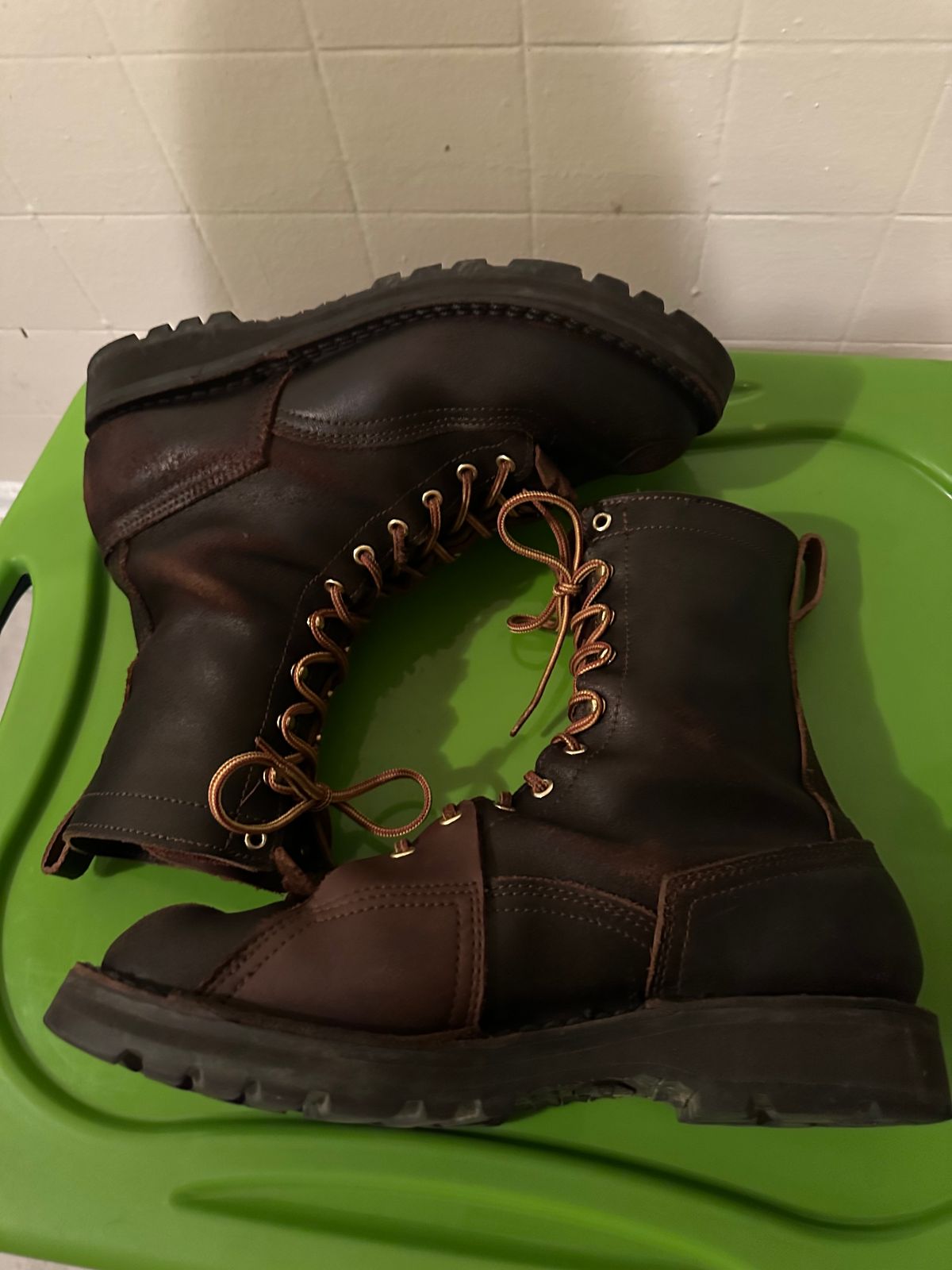 Photo by SiegePerilous. on March 5, 2024 of the Nicks x Rose Anvil ND3 in Horween Brown Waxed Flesh.