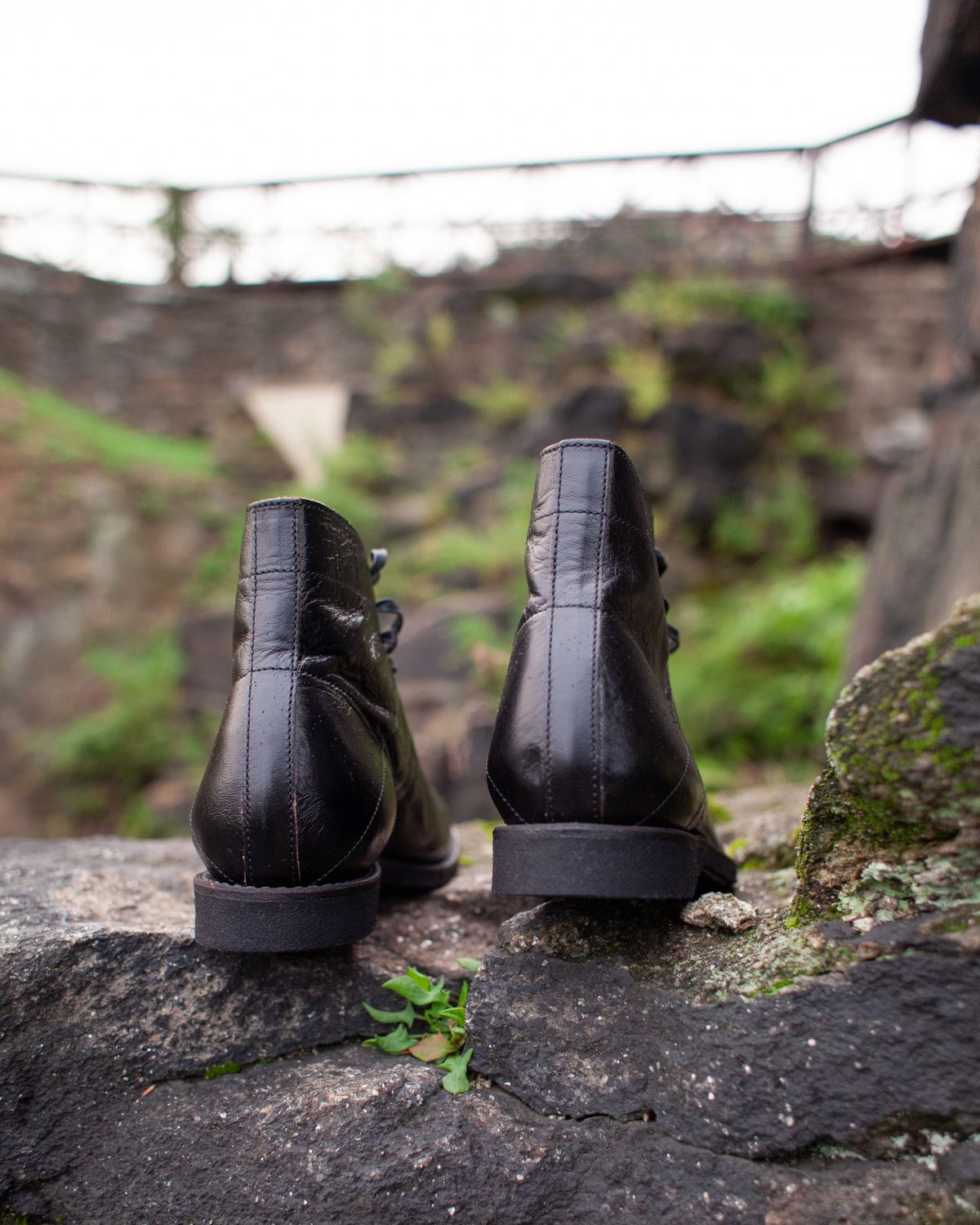 Photo by BoozeHero on October 6, 2022 of the Clinch Mast Trainer in Black Horsehide.