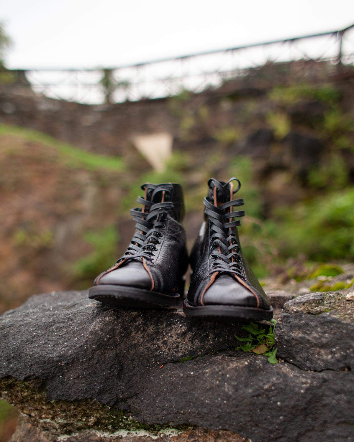 Photo by BoozeHero on October 6, 2022 of the Clinch Mast Trainer in Black Horsehide.