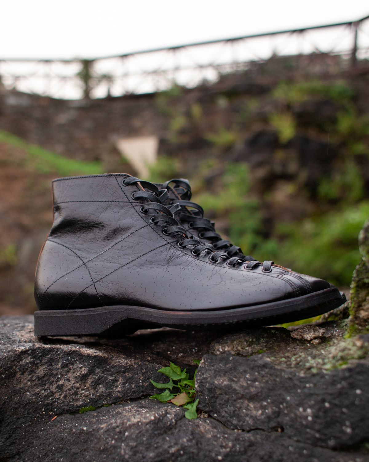 Photo by BoozeHero on October 6, 2022 of the Clinch Mast Trainer in Black Horsehide.