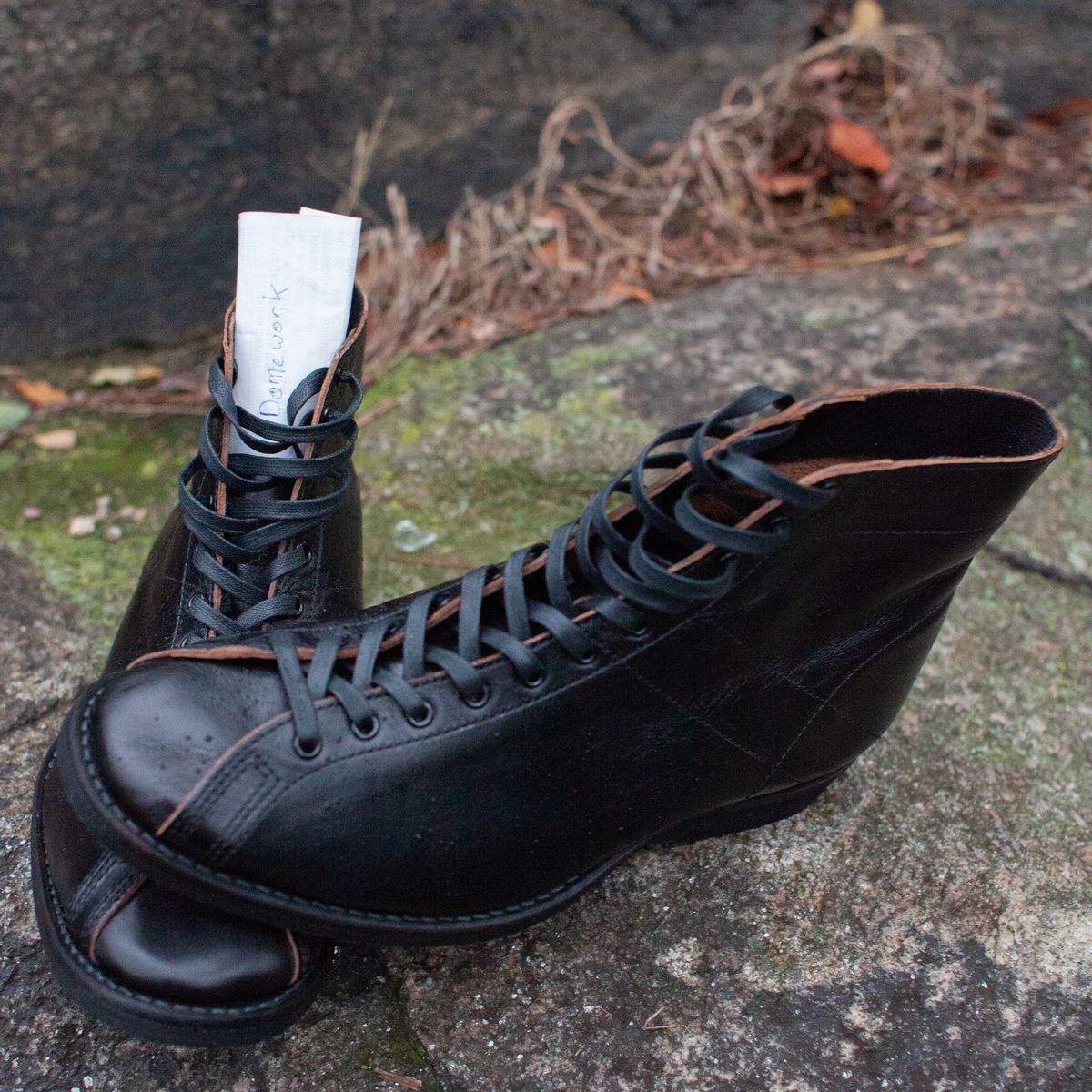 Photo by BoozeHero on October 6, 2022 of the Clinch Mast Trainer in Black Horsehide.
