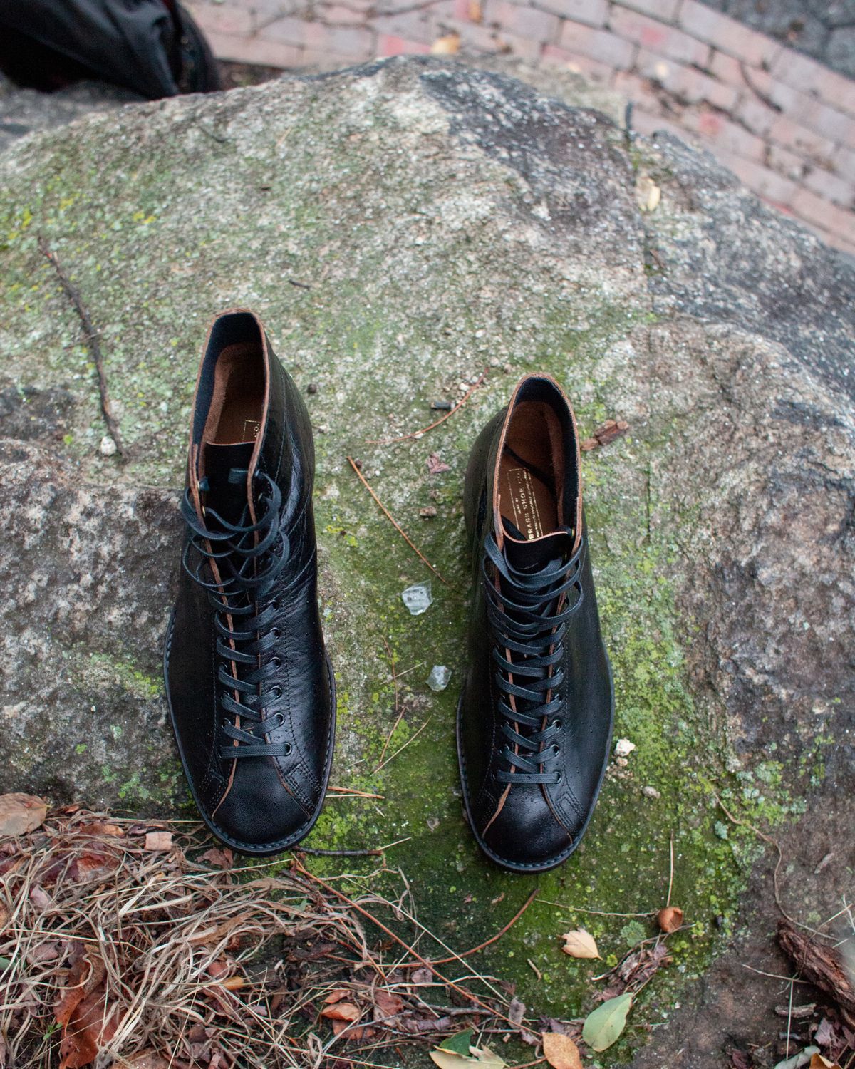 Photo by BoozeHero on October 6, 2022 of the Clinch Mast Trainer in Black Horsehide.