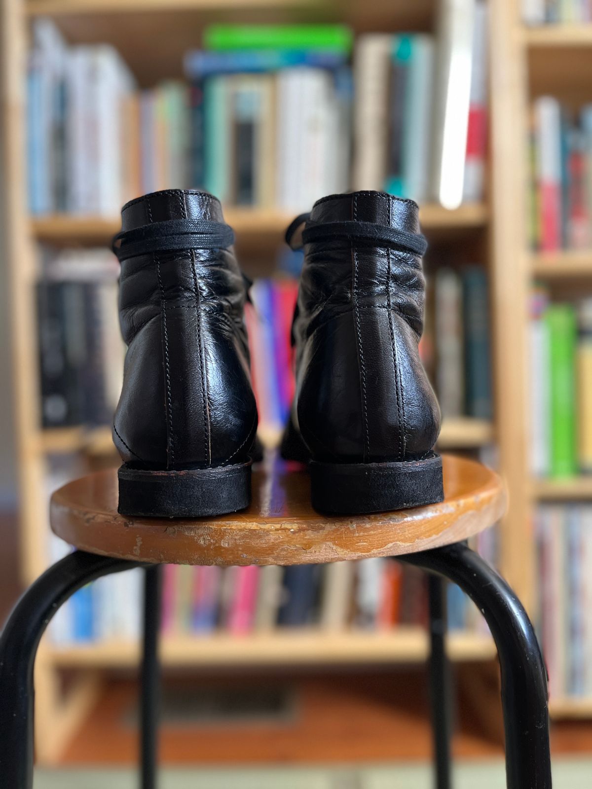 Photo by BoozeHero on November 6, 2022 of the Clinch Mast Trainer in Black Horsehide.