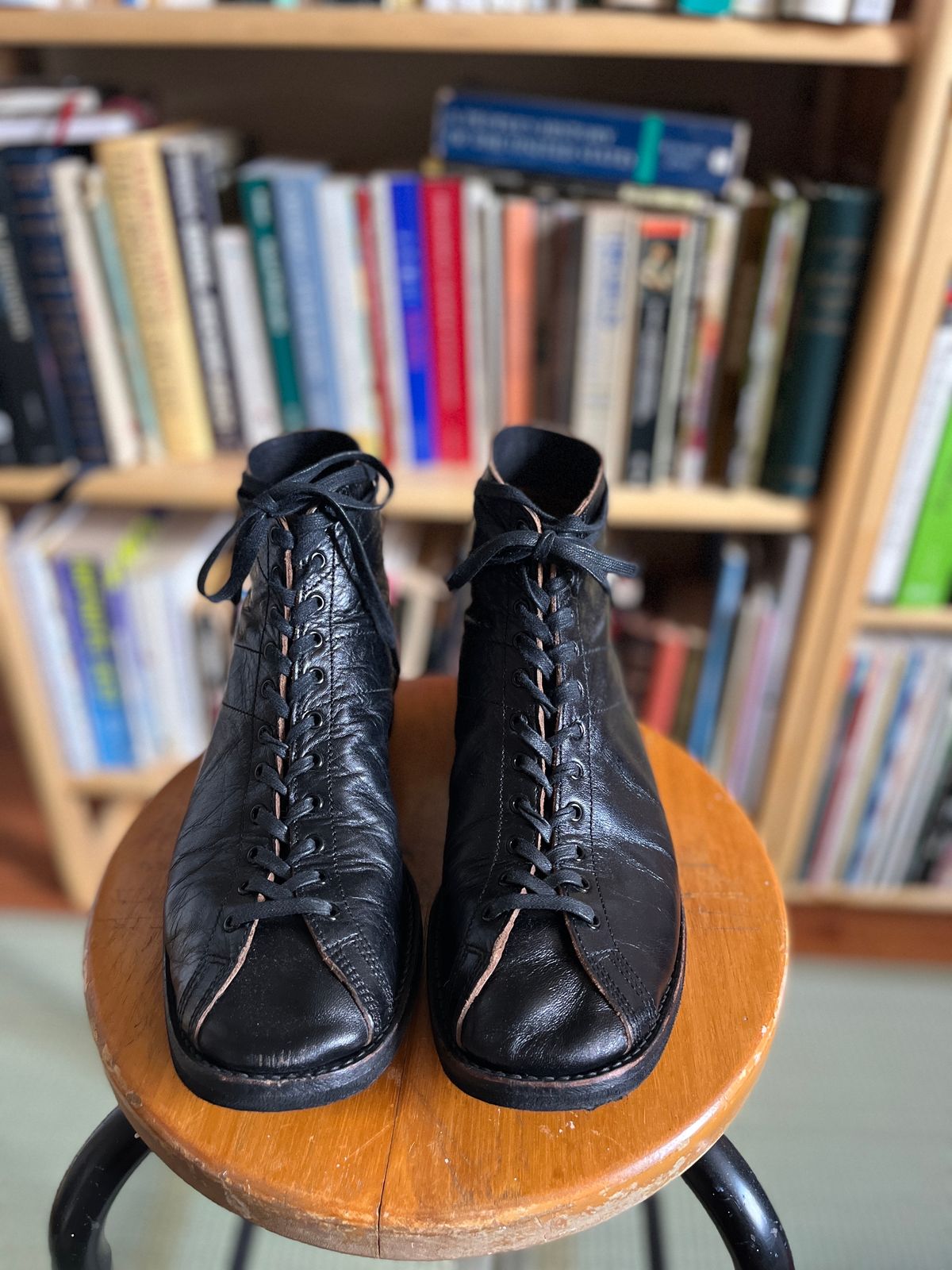 Photo by BoozeHero on November 6, 2022 of the Clinch Mast Trainer in Black Horsehide.