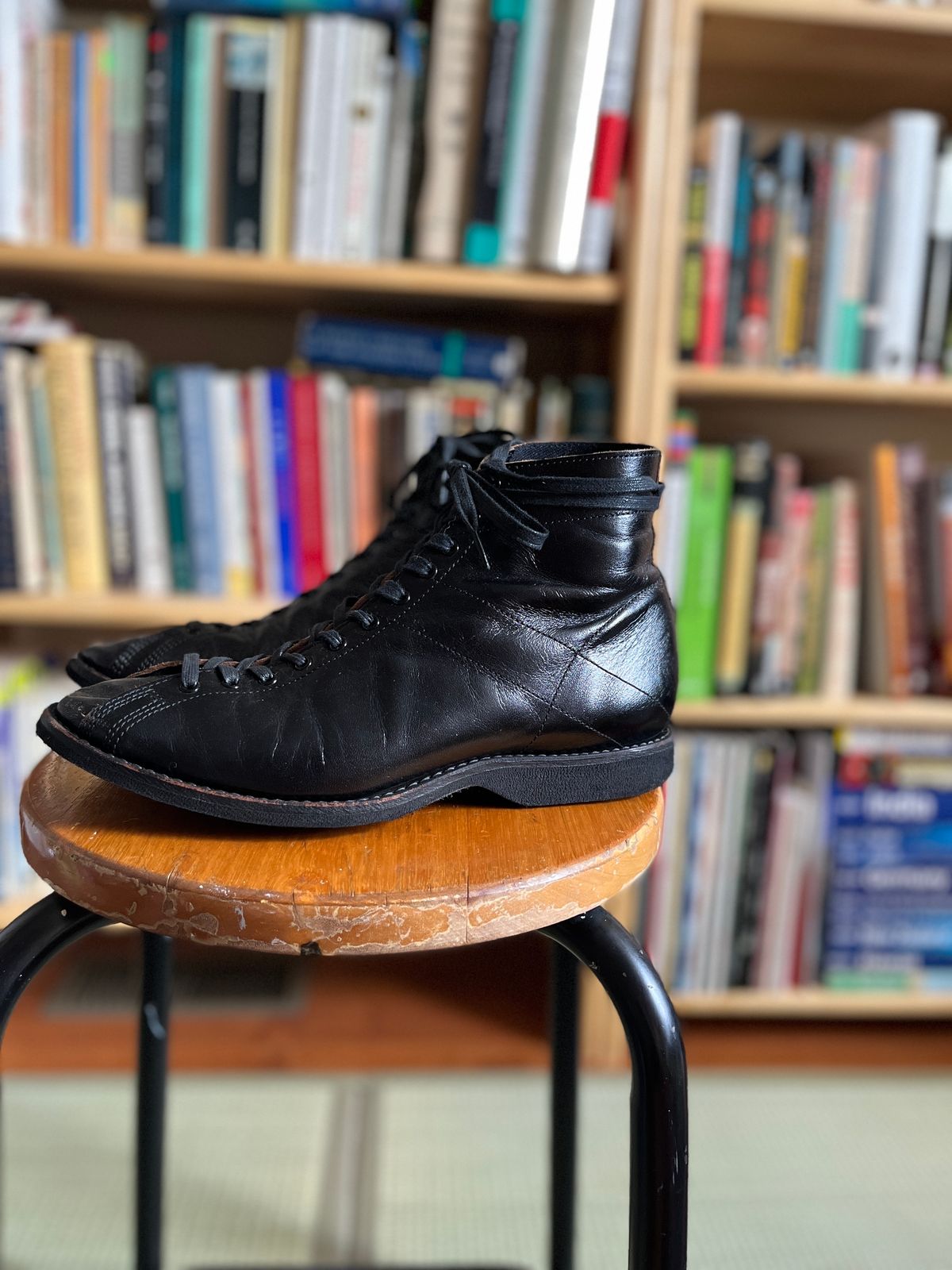 Photo by BoozeHero on November 6, 2022 of the Clinch Mast Trainer in Black Horsehide.