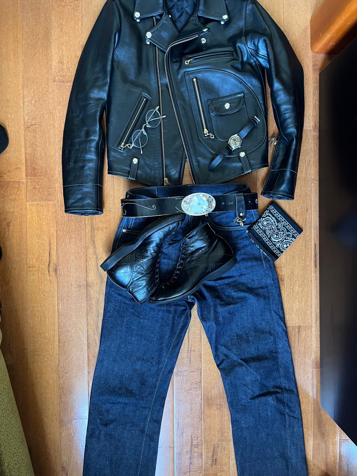 Photo by BoozeHero on November 6, 2022 of the Clinch Mast Trainer in Black Horsehide.