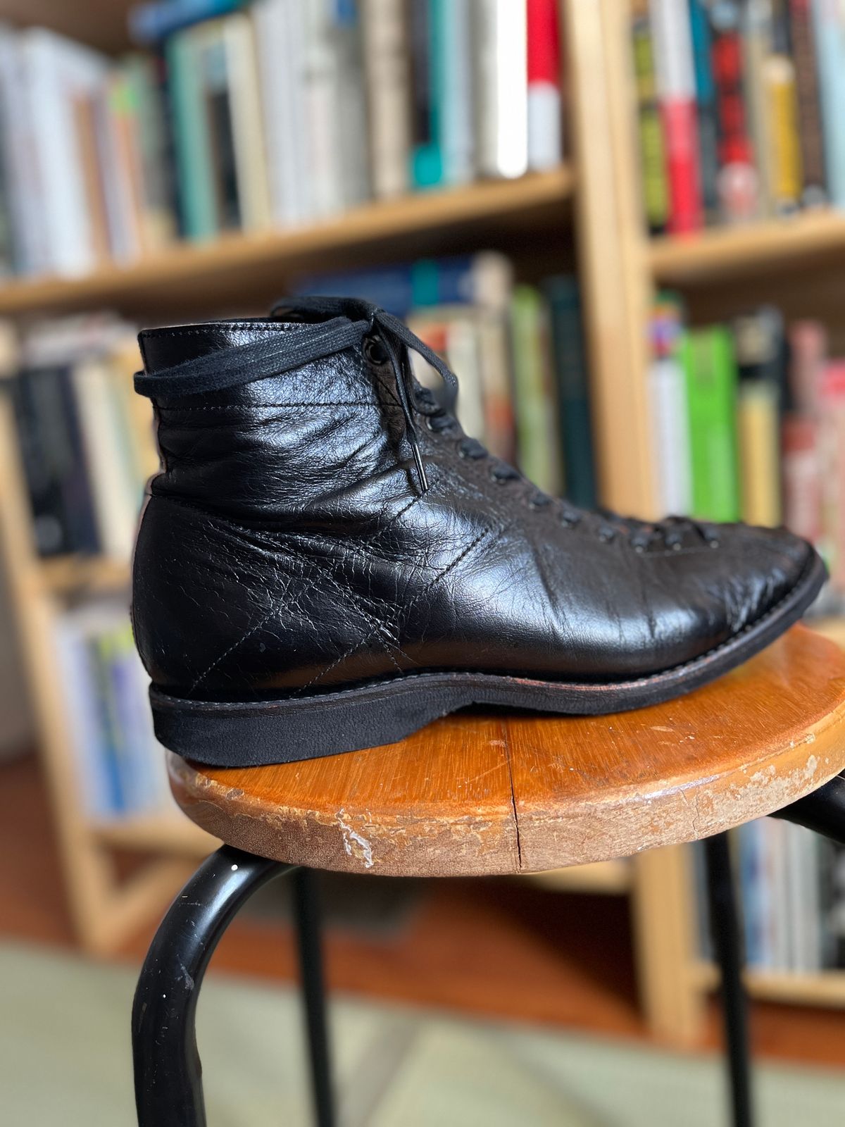 Photo by BoozeHero on November 6, 2022 of the Clinch Mast Trainer in Black Horsehide.