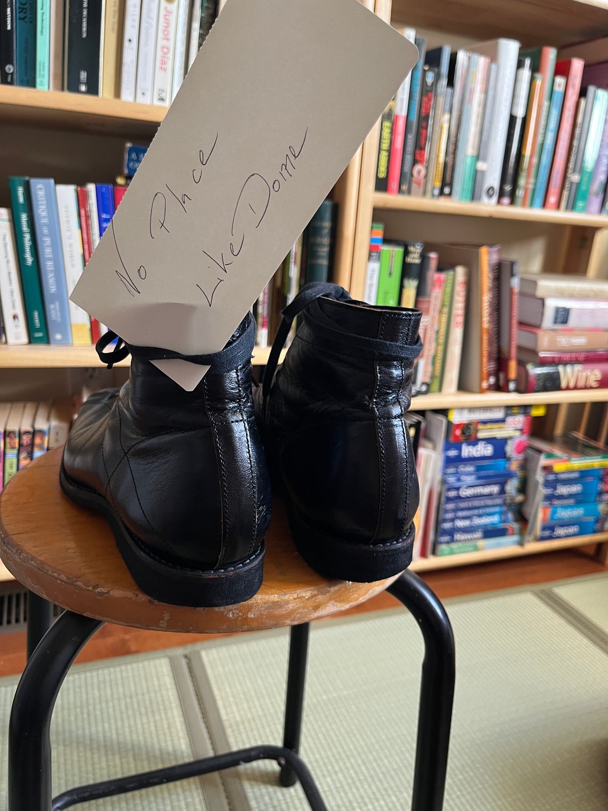 Photo by BoozeHero on November 6, 2022 of the Clinch Mast Trainer in Black Horsehide.