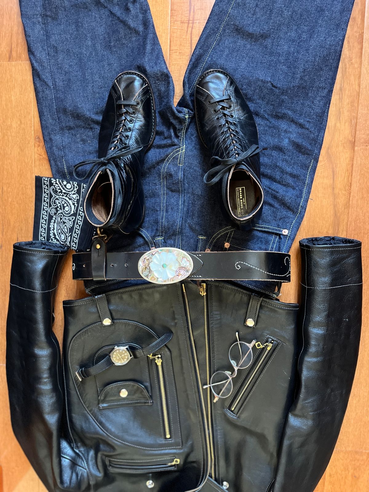 Photo by BoozeHero on November 6, 2022 of the Clinch Mast Trainer in Black Horsehide.