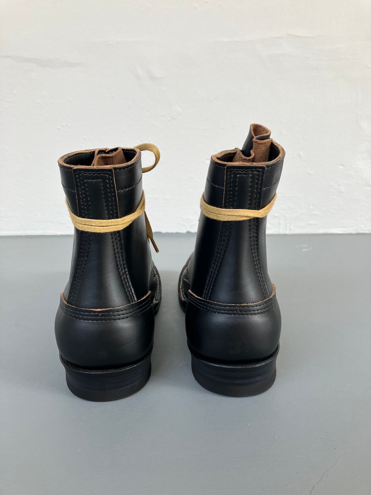Photo by ceekayyeo on November 8, 2023 of the White's Bounty Hunter in Horween Black Chromexcel Horsehide.