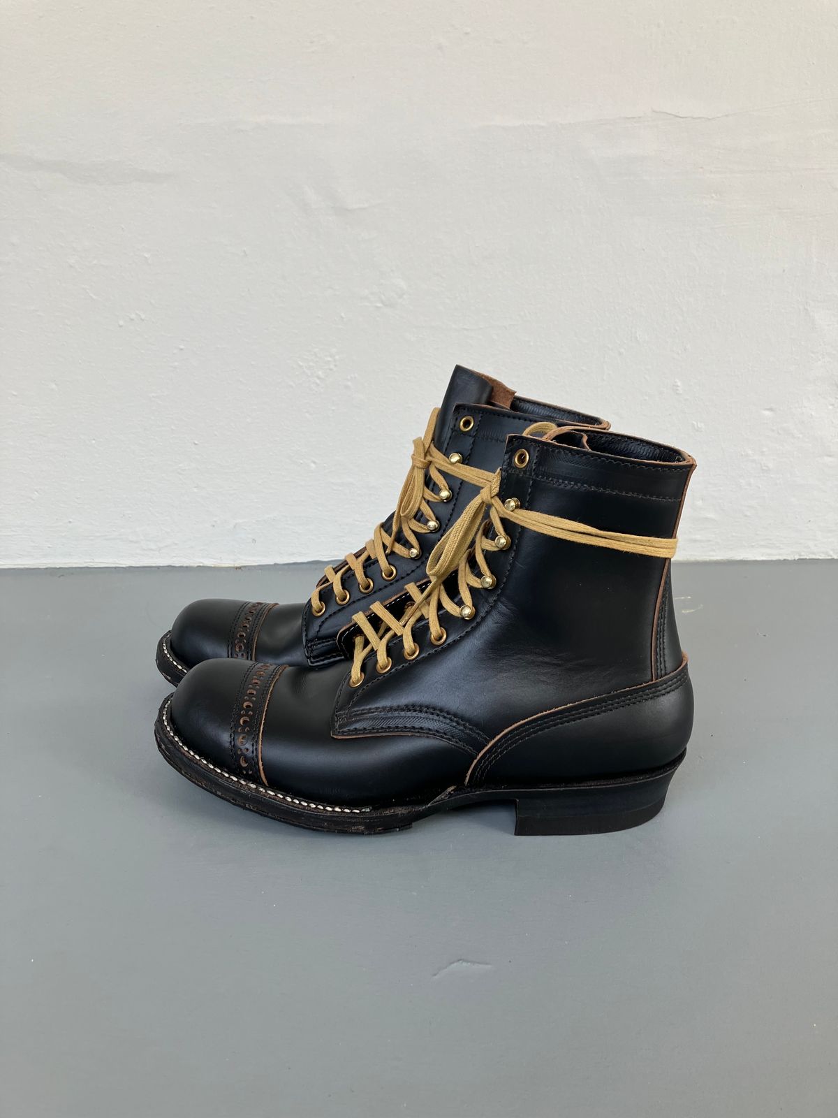 Photo by ceekayyeo on November 8, 2023 of the White's Bounty Hunter in Horween Black Chromexcel Horsehide.