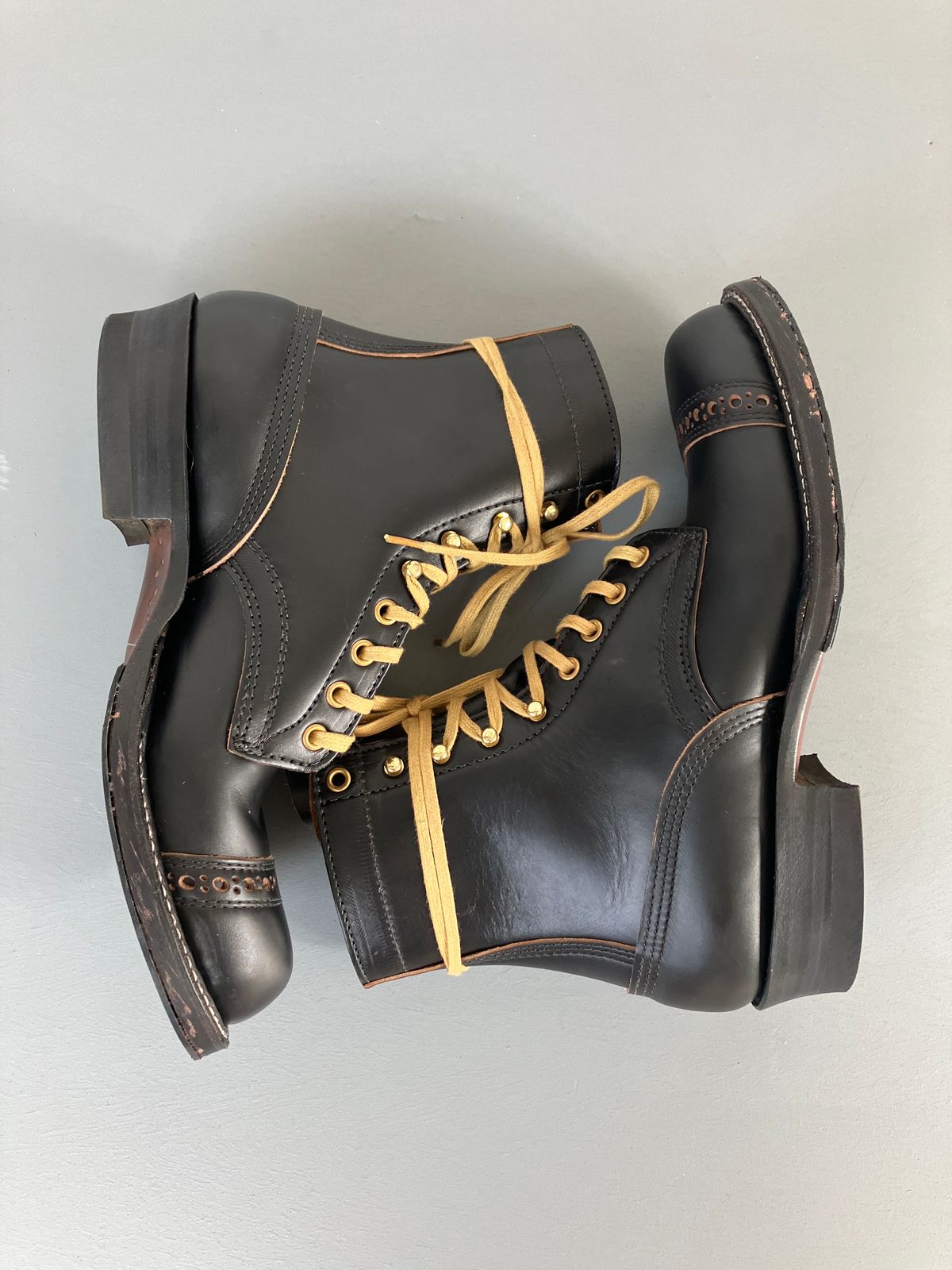 Photo by ceekayyeo on November 8, 2023 of the White's Bounty Hunter in Horween Black Chromexcel Horsehide.