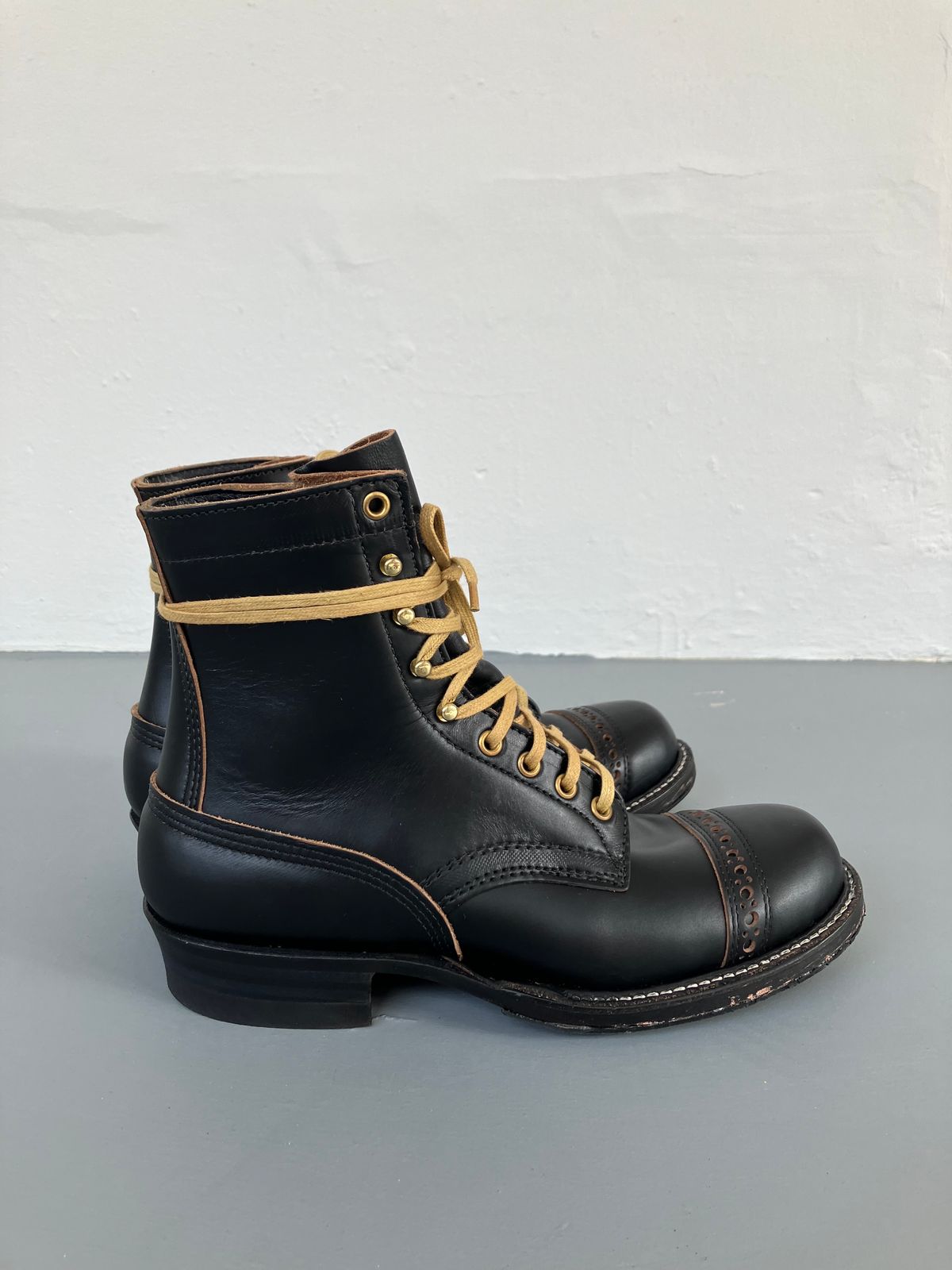 Photo by ceekayyeo on November 8, 2023 of the White's Bounty Hunter in Horween Black Chromexcel Horsehide.
