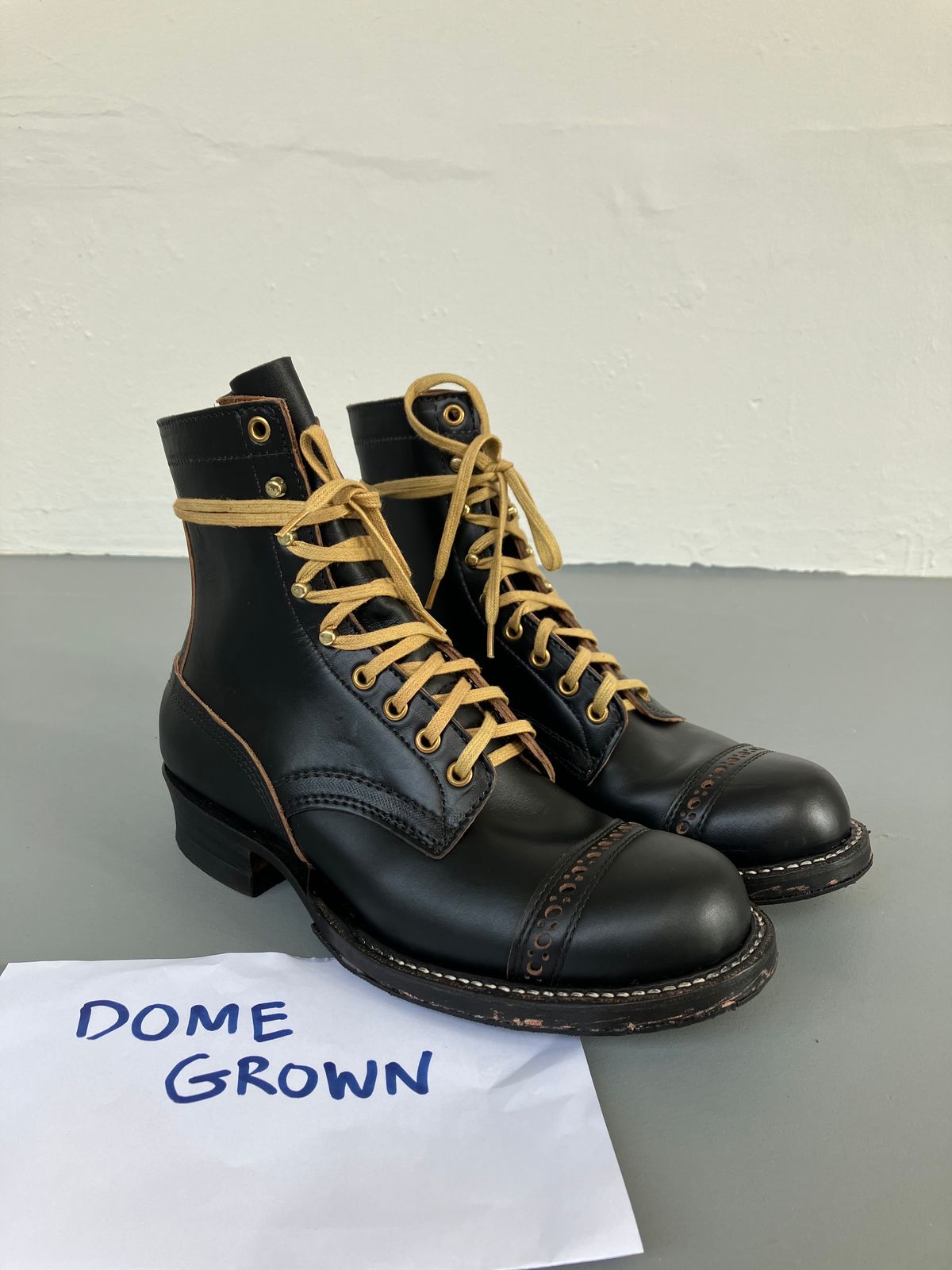 Photo by ceekayyeo on November 8, 2023 of the White's Bounty Hunter in Horween Black Chromexcel Horsehide.