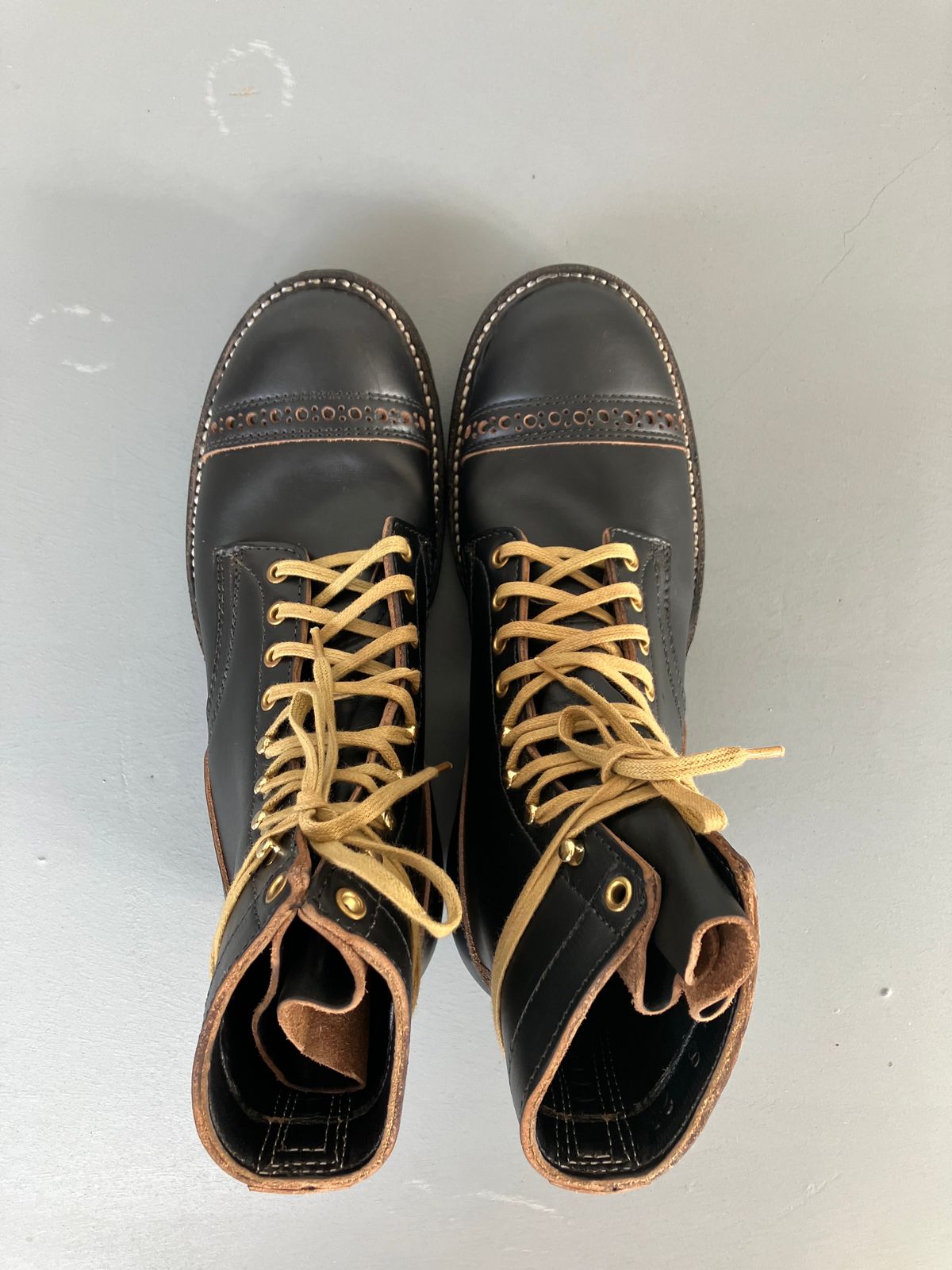 Photo by ceekayyeo on November 8, 2023 of the White's Bounty Hunter in Horween Black Chromexcel Horsehide.