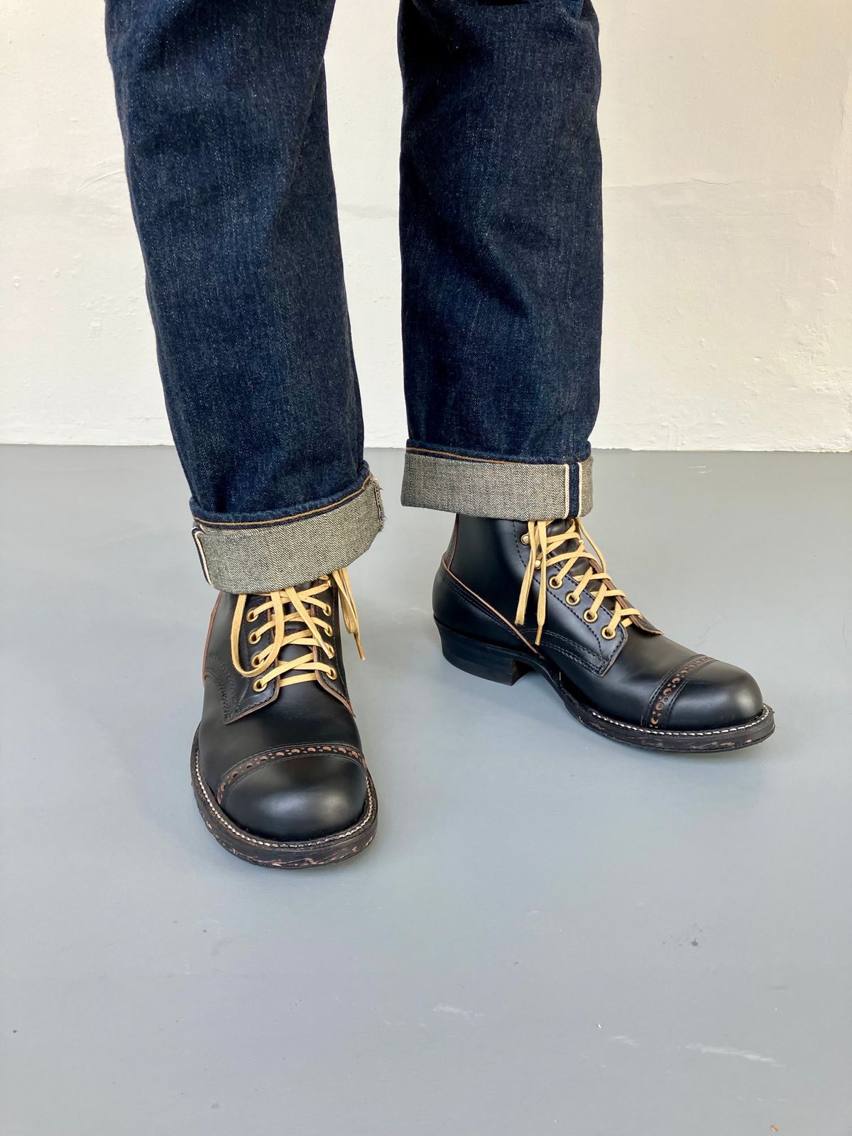 Photo by ceekayyeo on November 8, 2023 of the White's Bounty Hunter in Horween Black Chromexcel Horsehide.