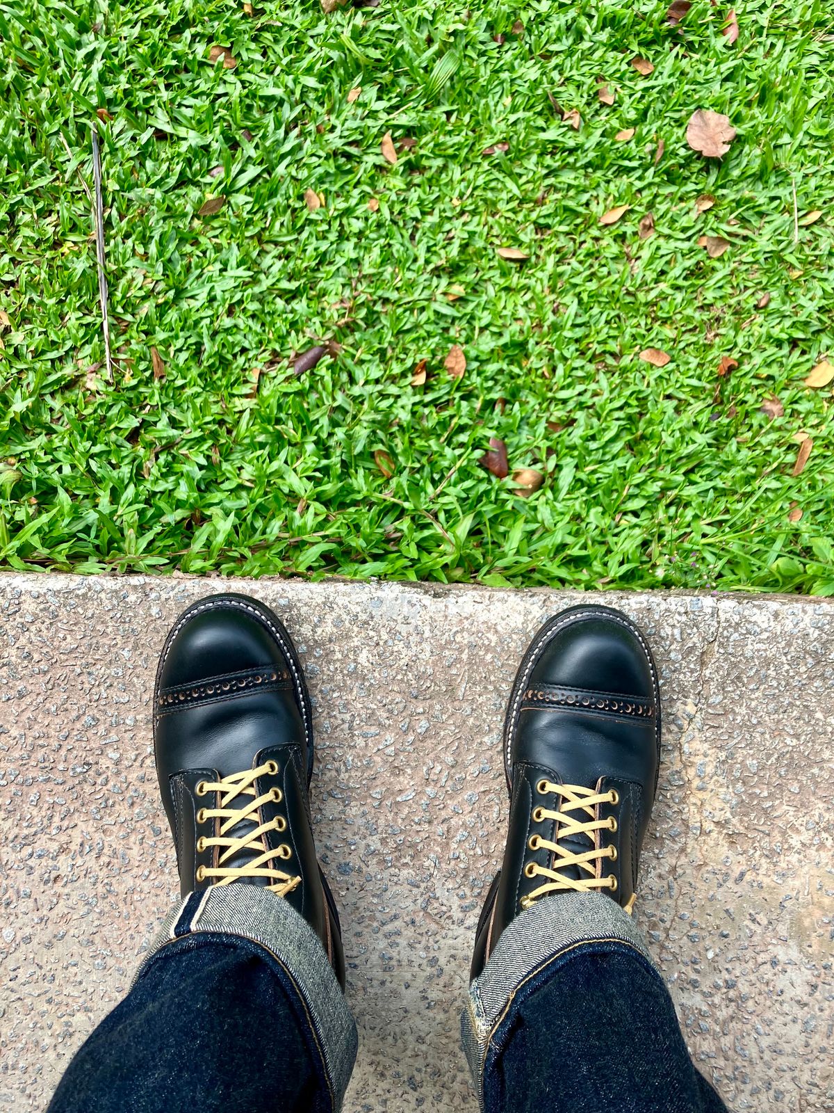 Photo by ceekayyeo on November 14, 2023 of the White's Bounty Hunter in Horween Black Chromexcel Horsehide.