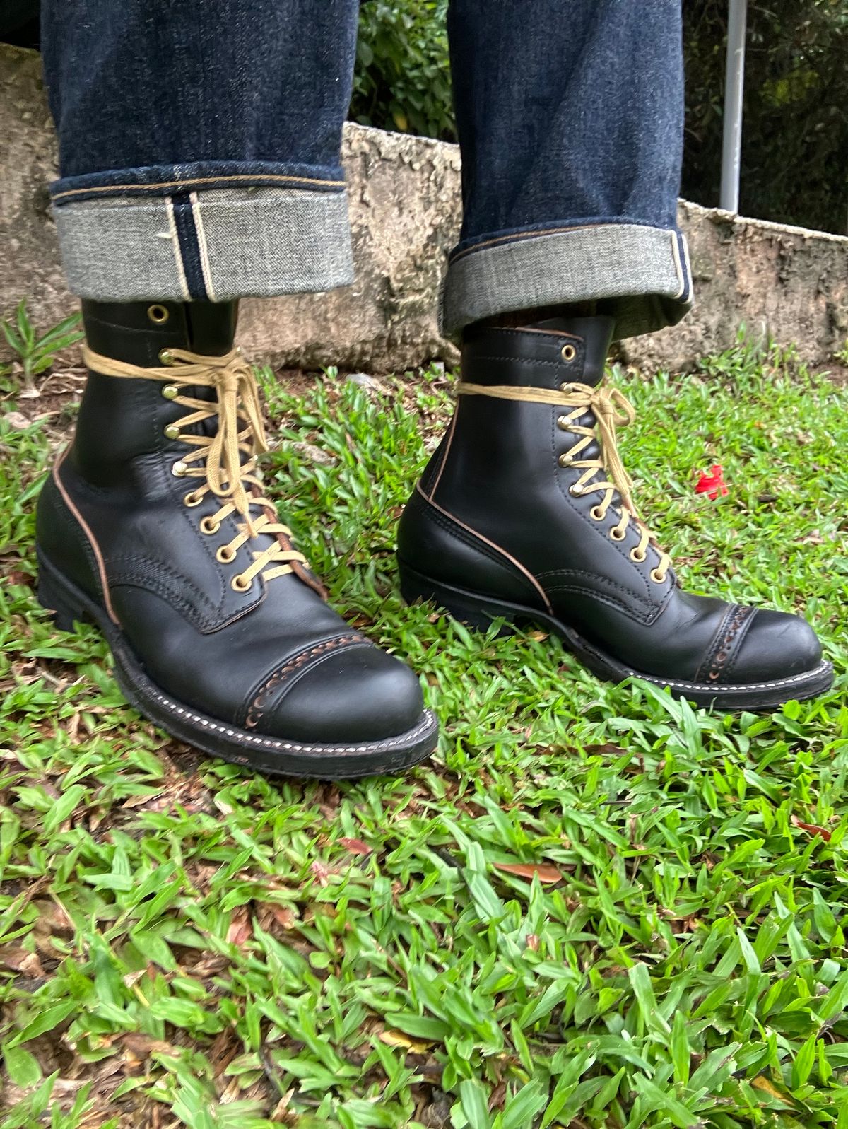 Photo by ceekayyeo on November 22, 2023 of the White's Bounty Hunter in Horween Black Chromexcel Horsehide.