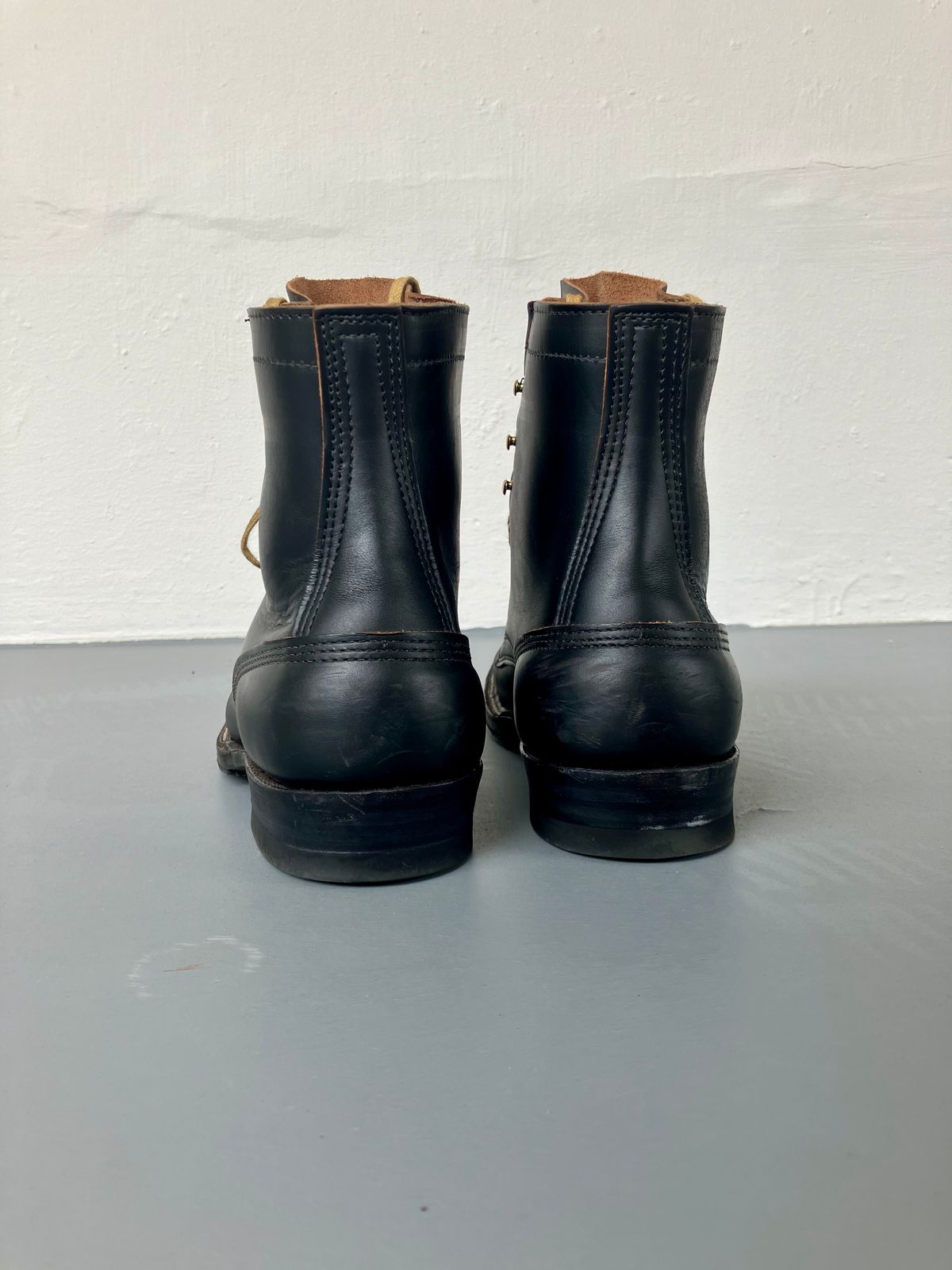 Photo by ceekayyeo on December 1, 2023 of the White's Bounty Hunter in Horween Black Chromexcel Horsehide.