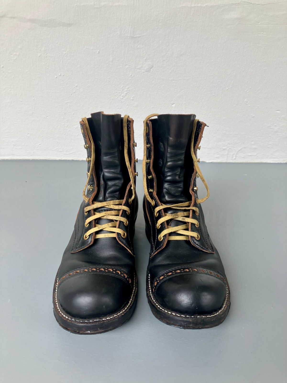 Photo by ceekayyeo on December 1, 2023 of the White's Bounty Hunter in Horween Black Chromexcel Horsehide.
