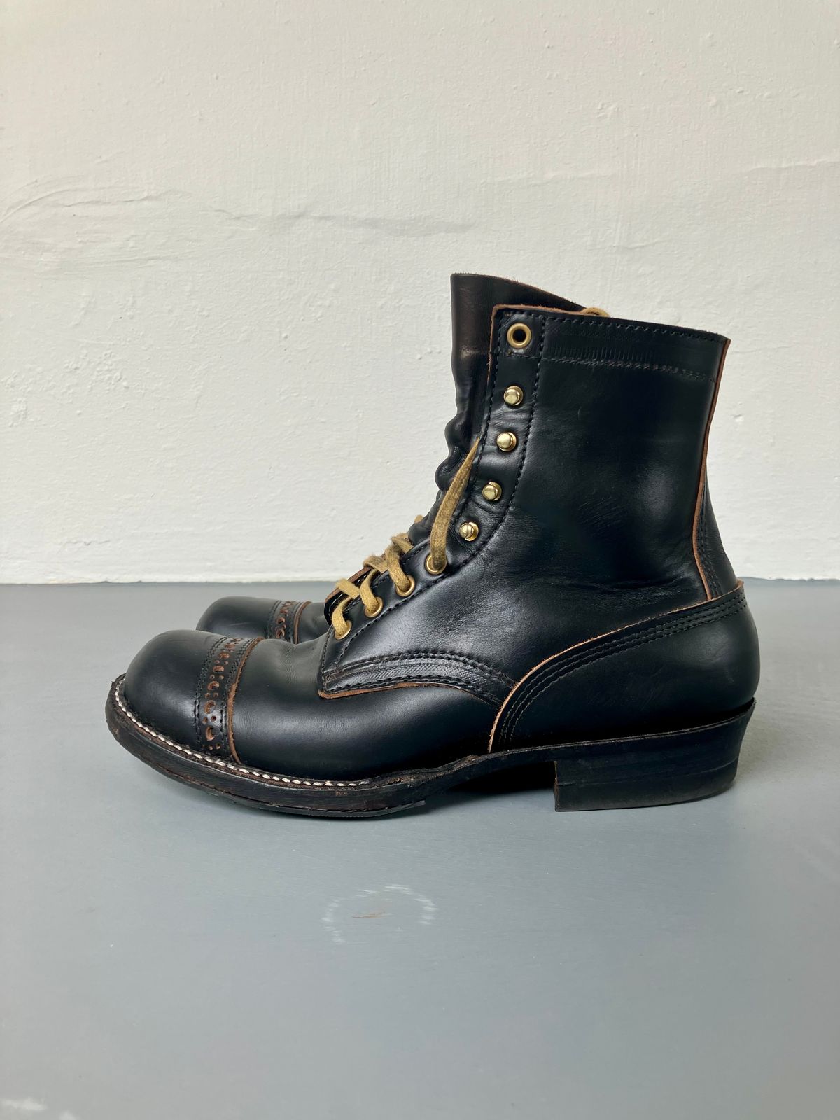 Photo by ceekayyeo on December 1, 2023 of the White's Bounty Hunter in Horween Black Chromexcel Horsehide.