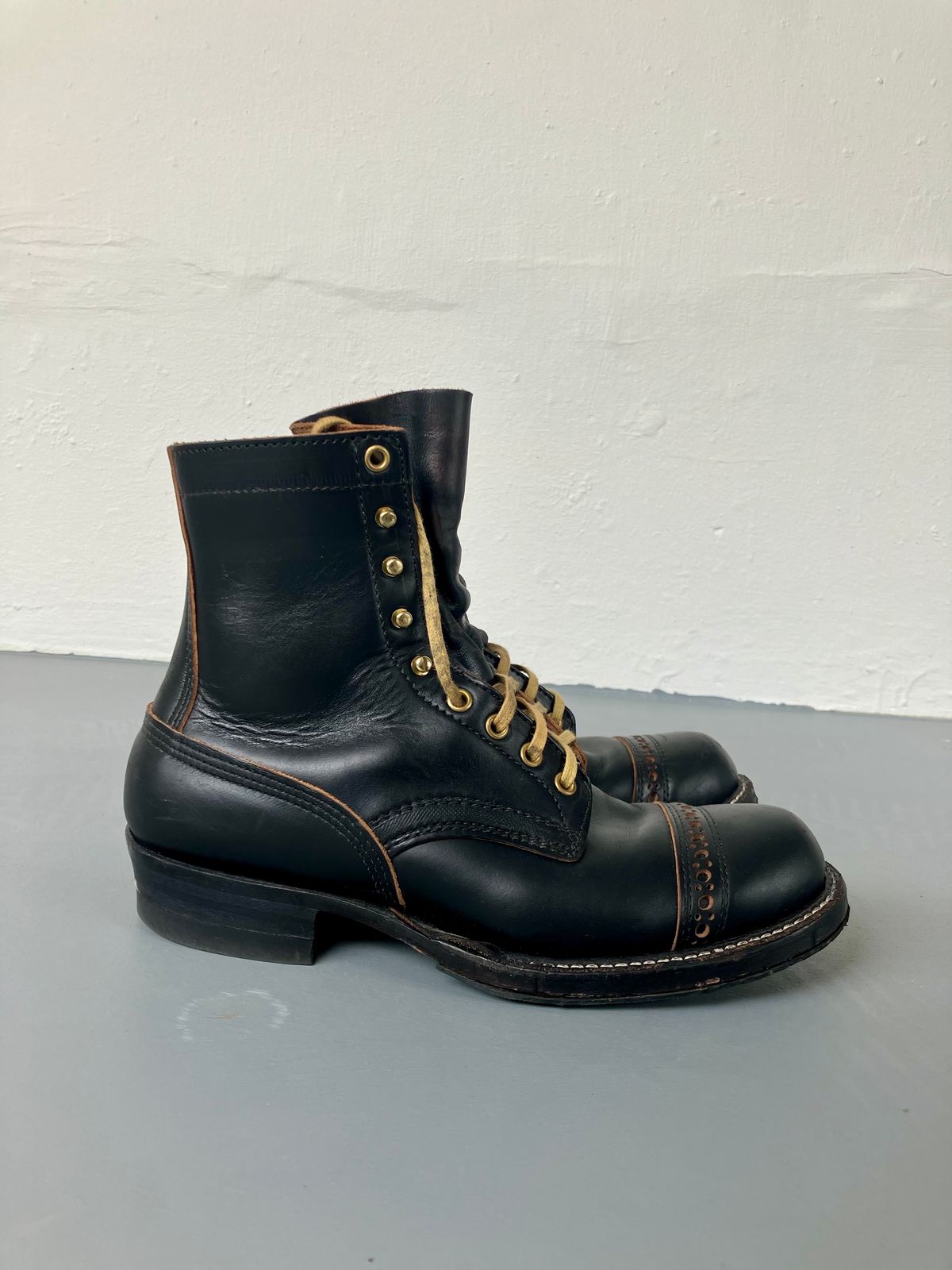 Photo by ceekayyeo on December 1, 2023 of the White's Bounty Hunter in Horween Black Chromexcel Horsehide.