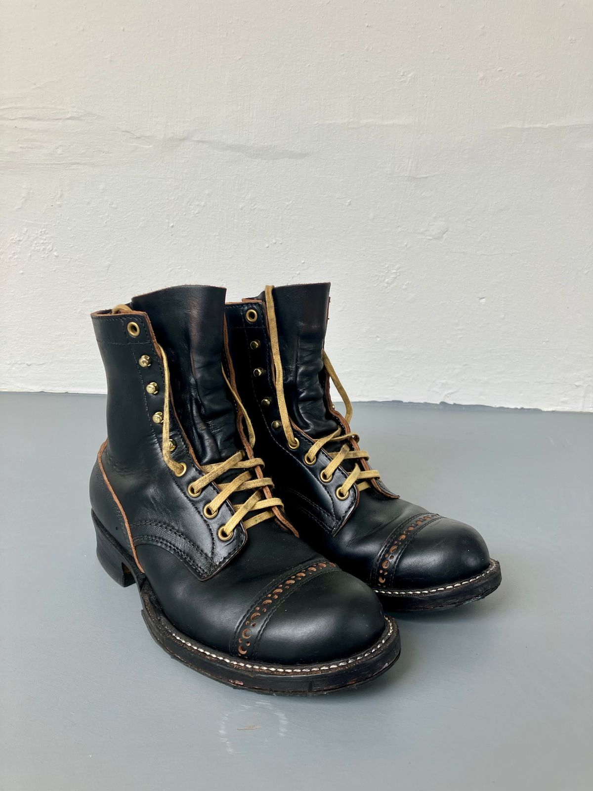 Photo by ceekayyeo on December 1, 2023 of the White's Bounty Hunter in Horween Black Chromexcel Horsehide.