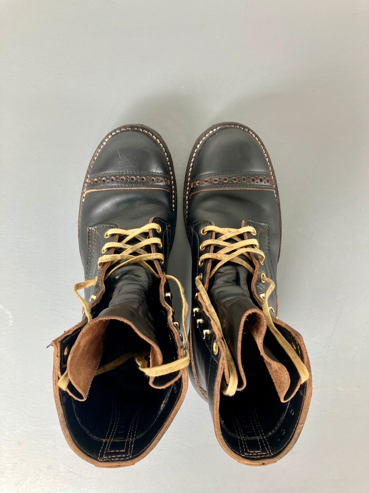 Photo by ceekayyeo on December 1, 2023 of the White's Bounty Hunter in Horween Black Chromexcel Horsehide.