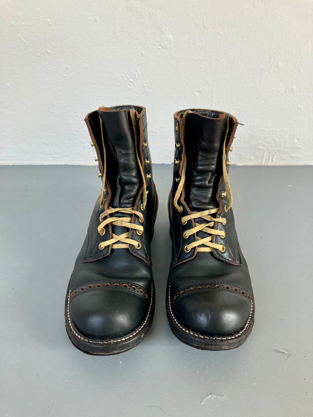 Photo by ceekayyeo on January 1, 2024 of the White's Bounty Hunter in Horween Black Chromexcel Horsehide.