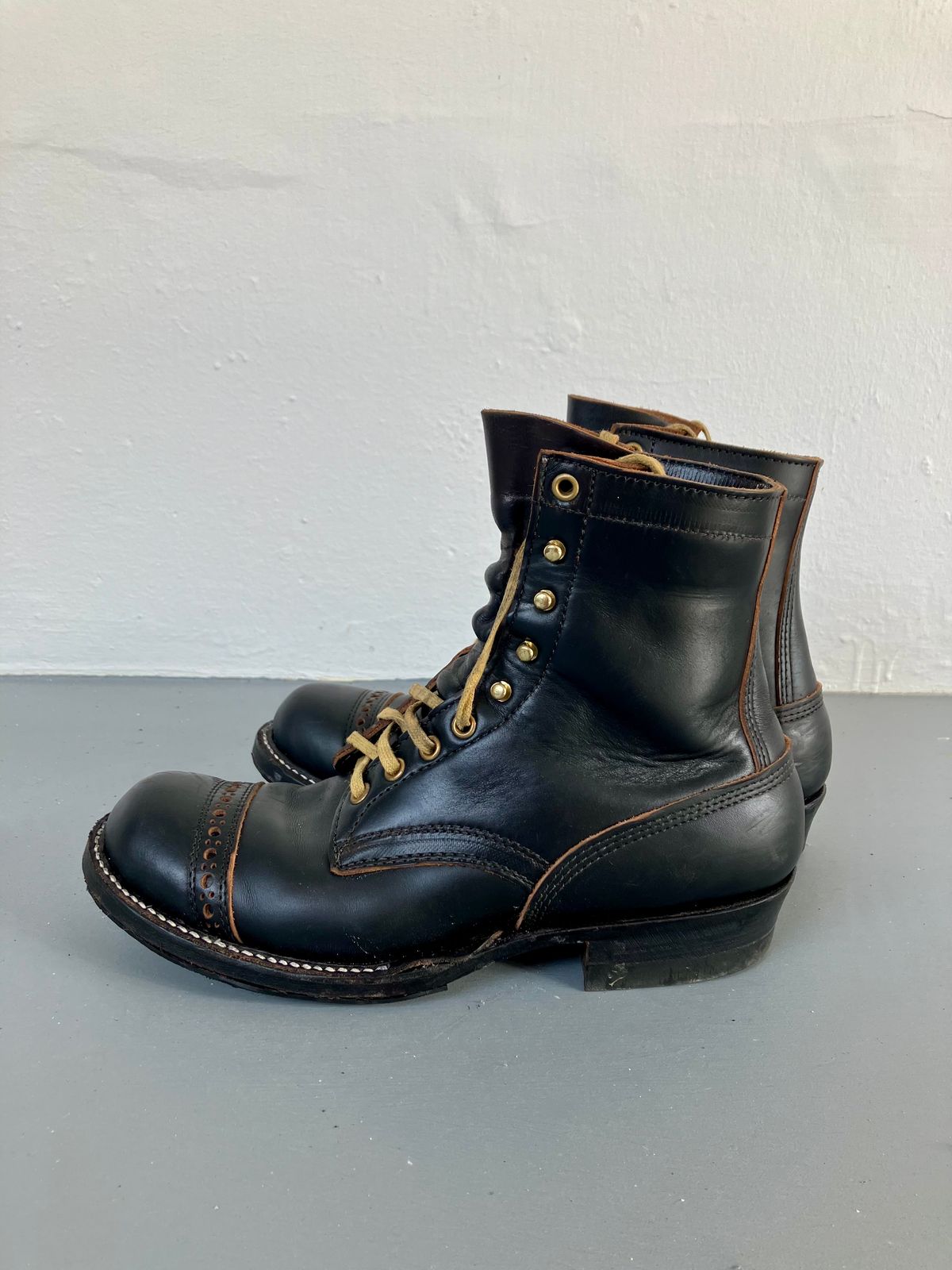 Photo by ceekayyeo on January 1, 2024 of the White's Bounty Hunter in Horween Black Chromexcel Horsehide.