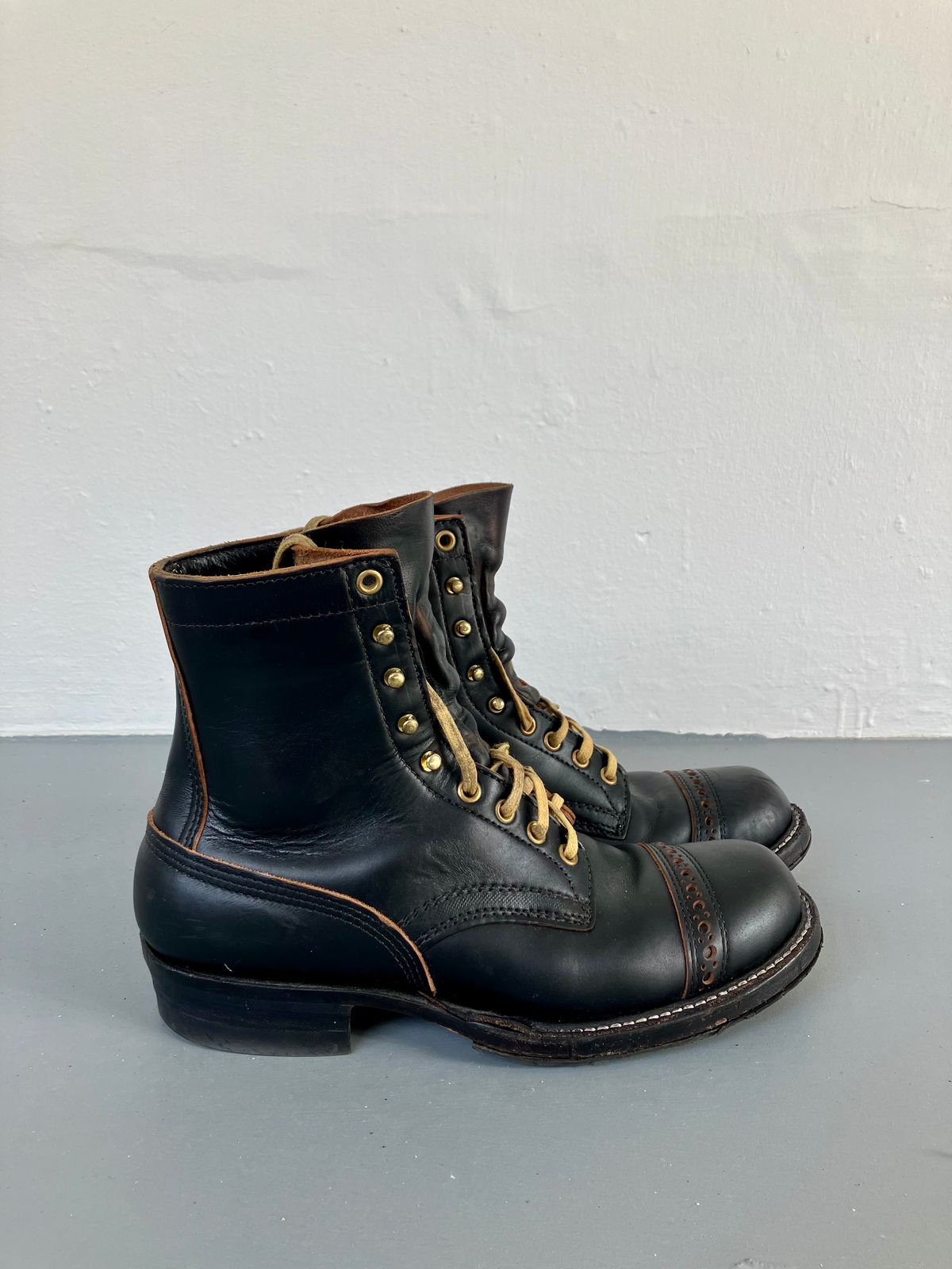 Photo by ceekayyeo on January 1, 2024 of the White's Bounty Hunter in Horween Black Chromexcel Horsehide.