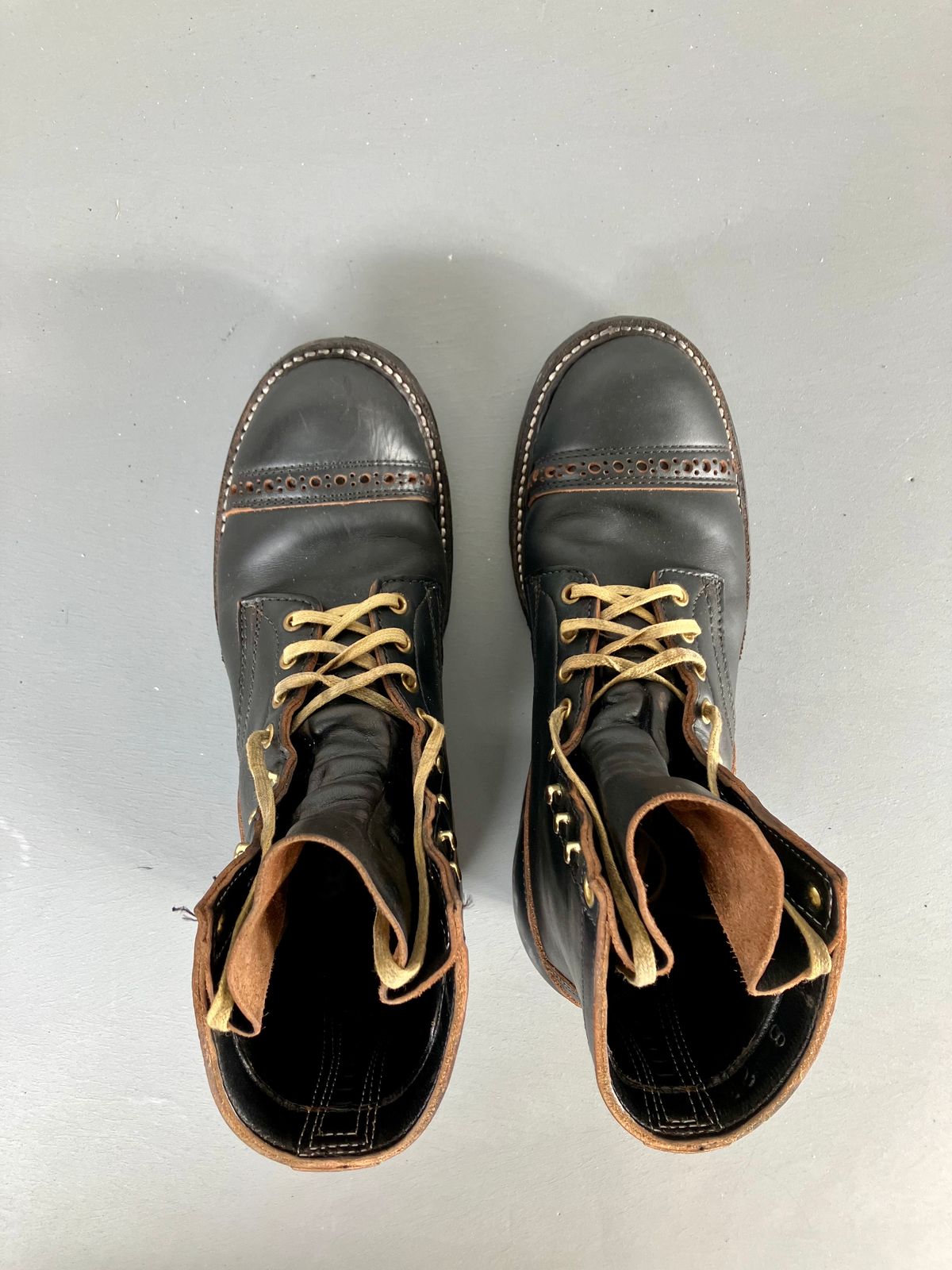 Photo by ceekayyeo on January 1, 2024 of the White's Bounty Hunter in Horween Black Chromexcel Horsehide.