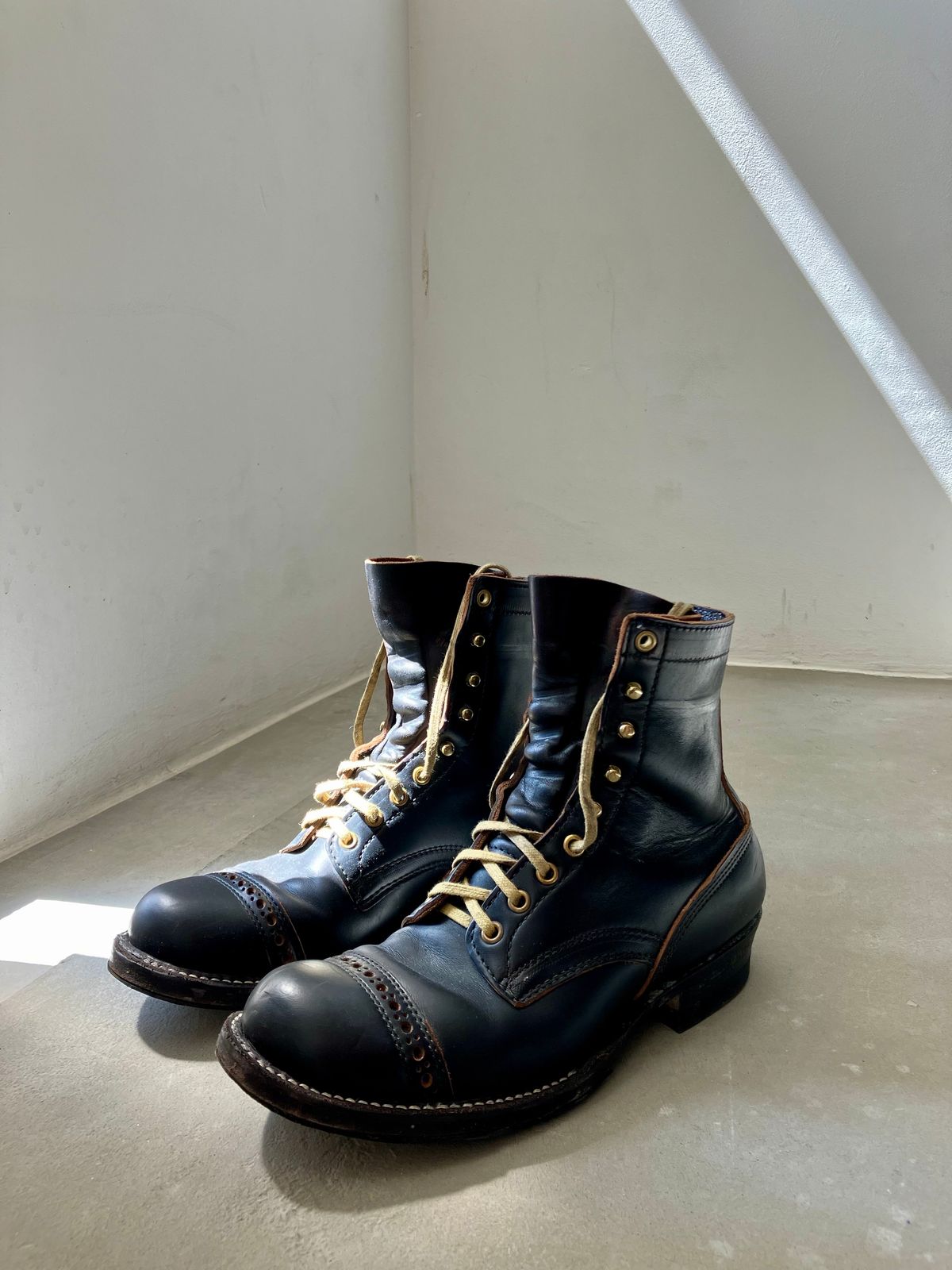 Photo by ceekayyeo on February 1, 2024 of the White's Bounty Hunter in Horween Black Chromexcel Horsehide.