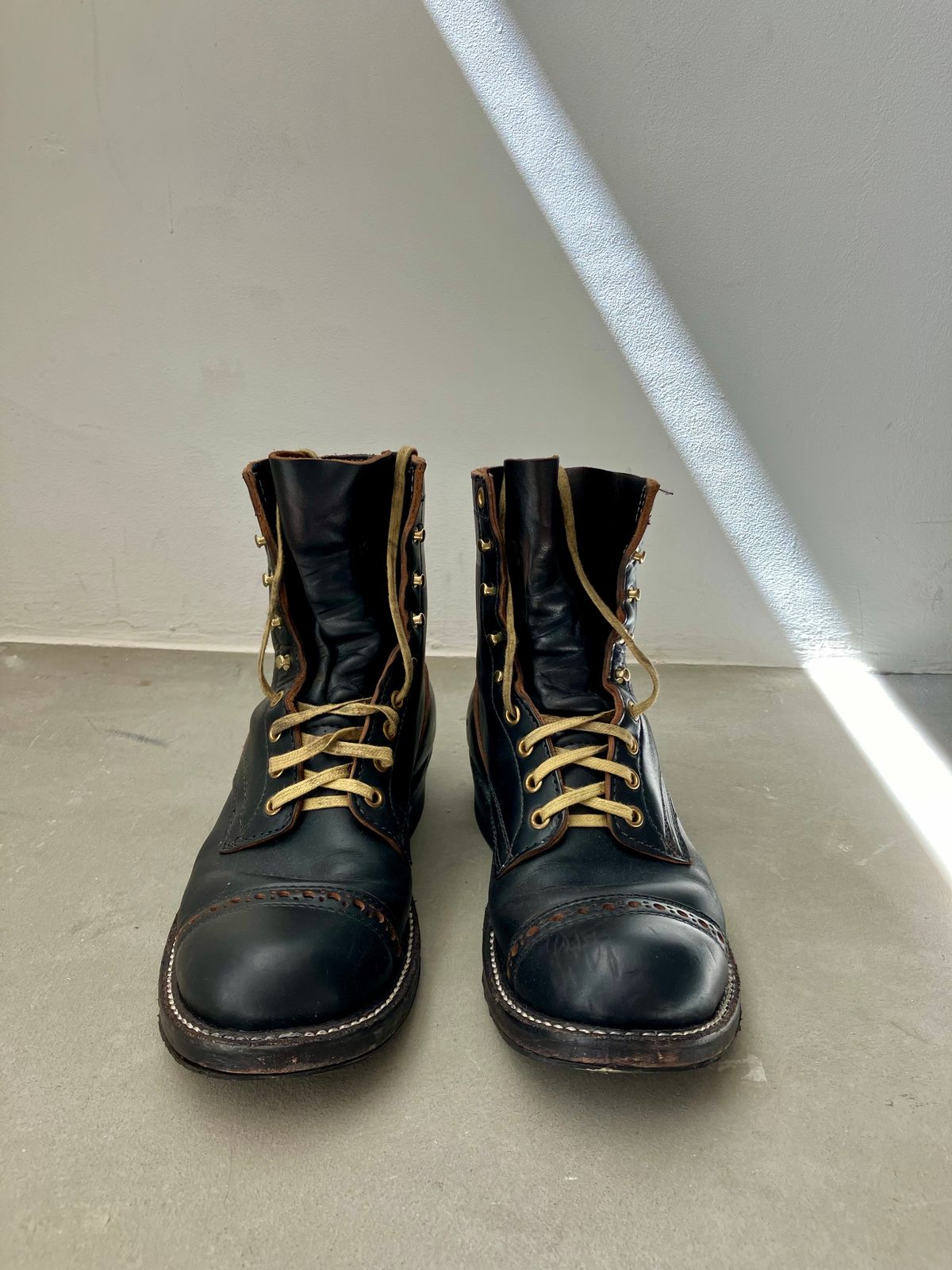 Photo by ceekayyeo on February 1, 2024 of the White's Bounty Hunter in Horween Black Chromexcel Horsehide.