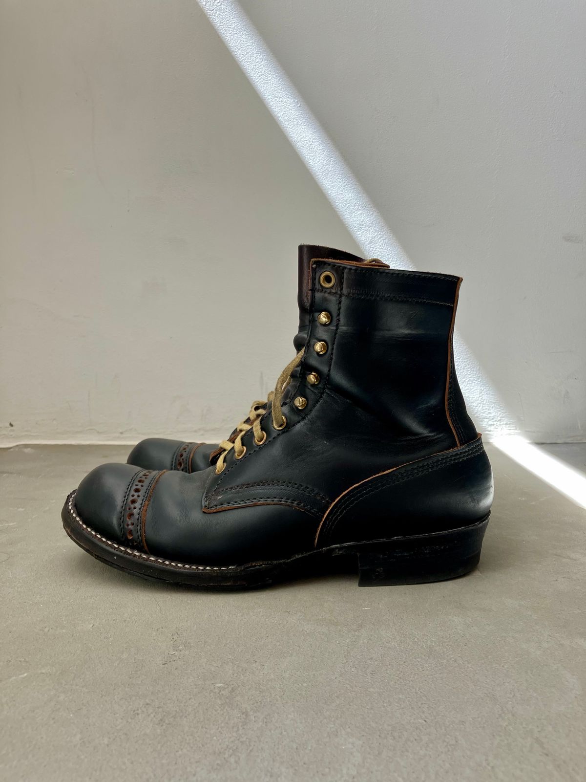 Photo by ceekayyeo on February 1, 2024 of the White's Bounty Hunter in Horween Black Chromexcel Horsehide.