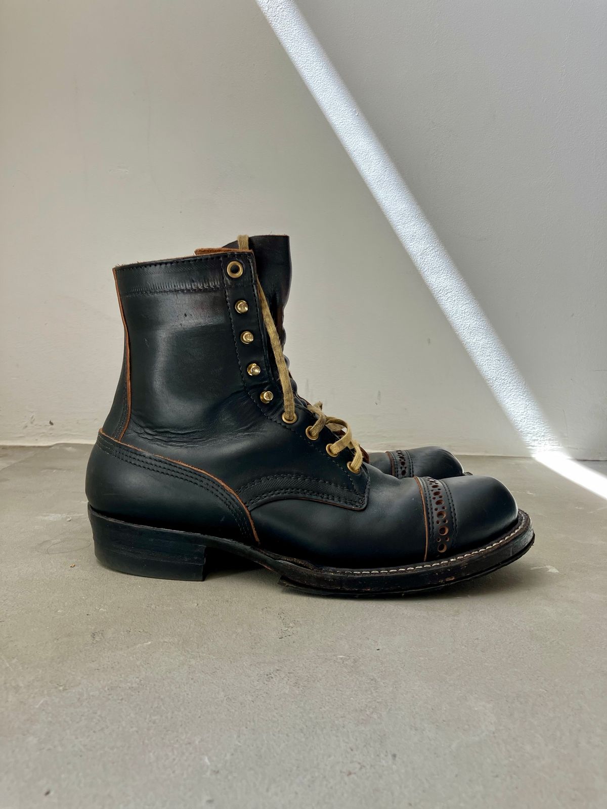 Photo by ceekayyeo on February 1, 2024 of the White's Bounty Hunter in Horween Black Chromexcel Horsehide.