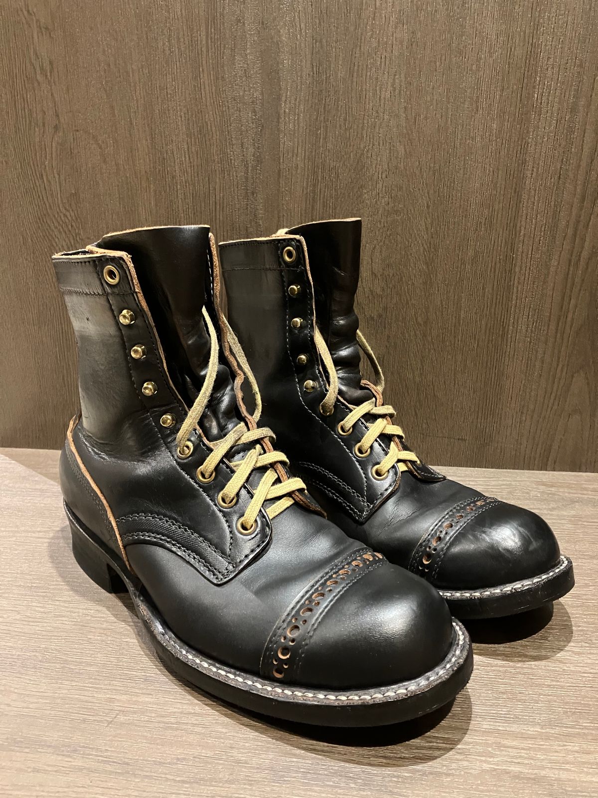 Photo by ceekayyeo on March 5, 2024 of the White's Bounty Hunter in Horween Black Chromexcel Horsehide.