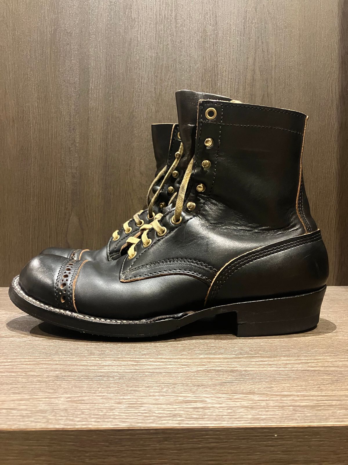 Photo by ceekayyeo on March 5, 2024 of the White's Bounty Hunter in Horween Black Chromexcel Horsehide.