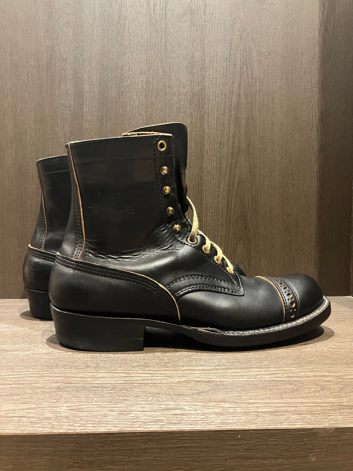 Photo by ceekayyeo on March 5, 2024 of the White's Bounty Hunter in Horween Black Chromexcel Horsehide.