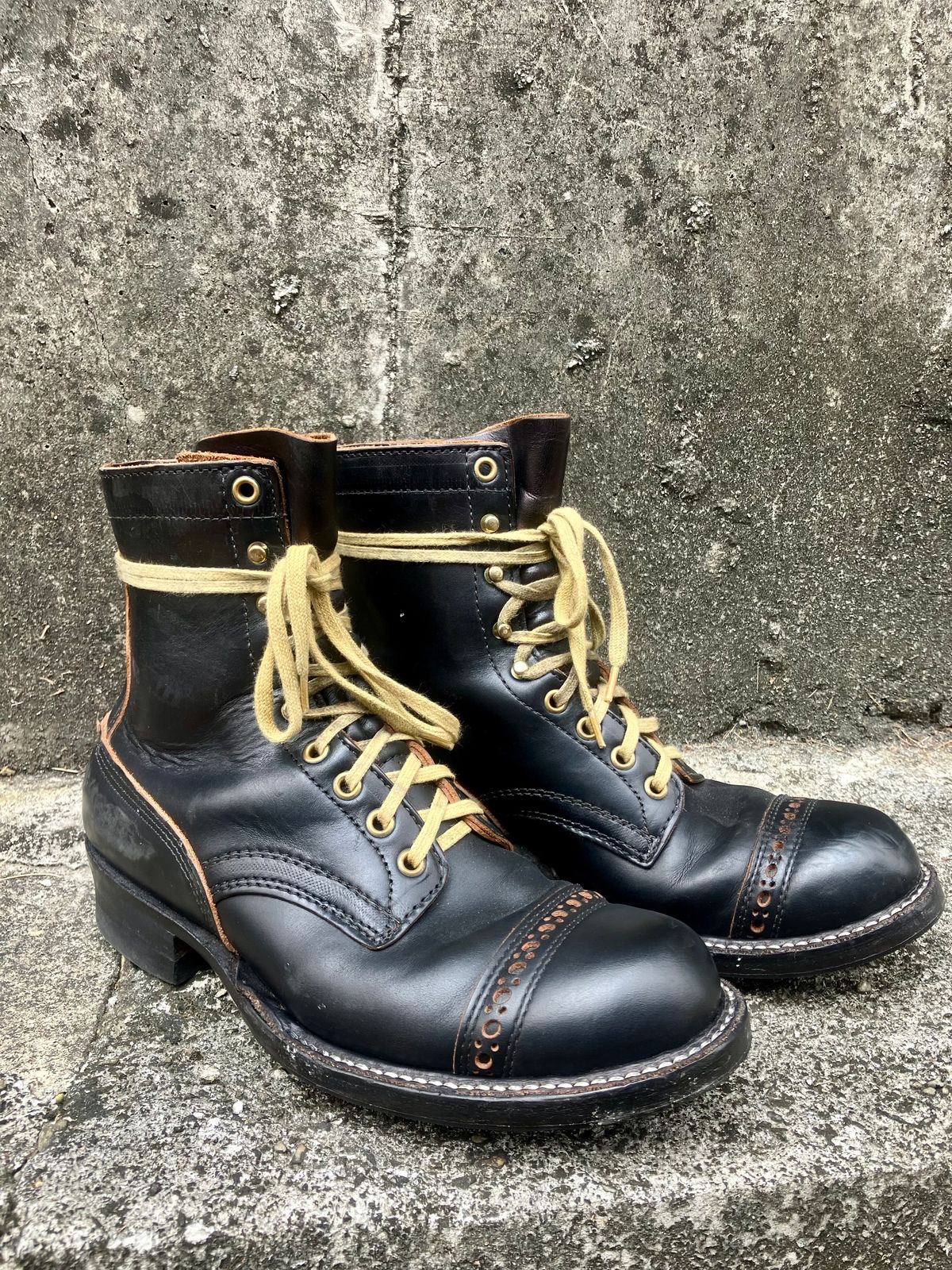 Photo by ceekayyeo on April 4, 2024 of the White's Bounty Hunter in Horween Black Chromexcel Horsehide.