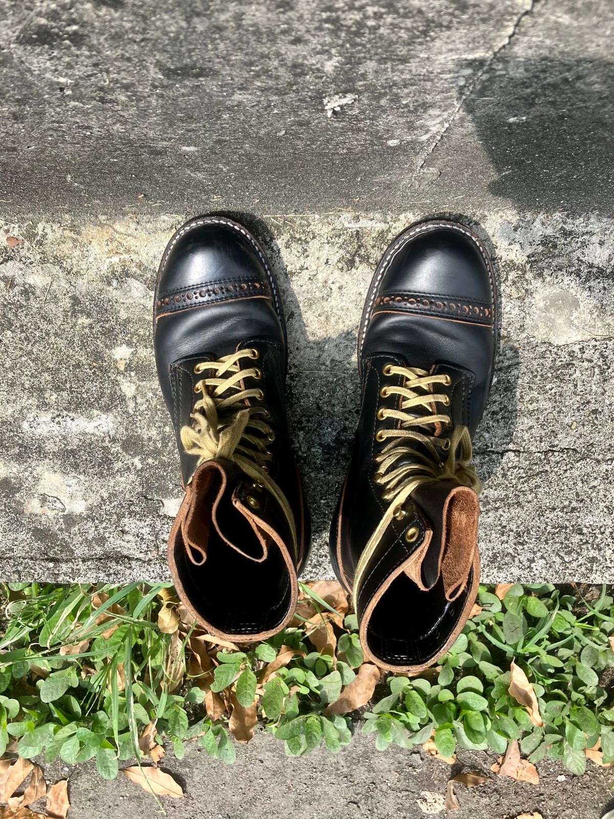 Photo by ceekayyeo on April 4, 2024 of the White's Bounty Hunter in Horween Black Chromexcel Horsehide.